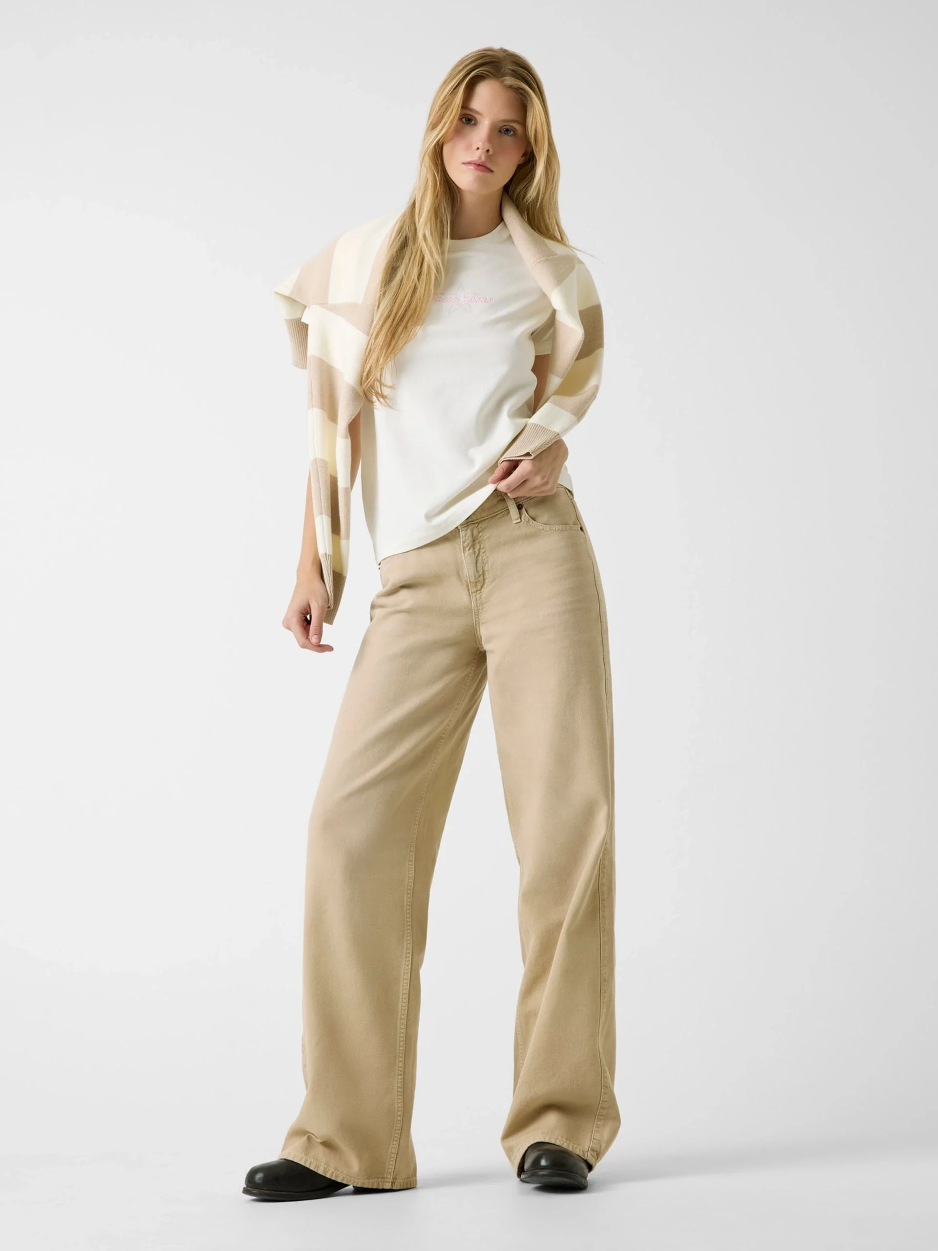 Guess GJ Kısa Kollu Bisiklet Yaka Normal Kesim Yıldız Nakışlı Kadın Krem T-shirt W6RI18J1314-G053