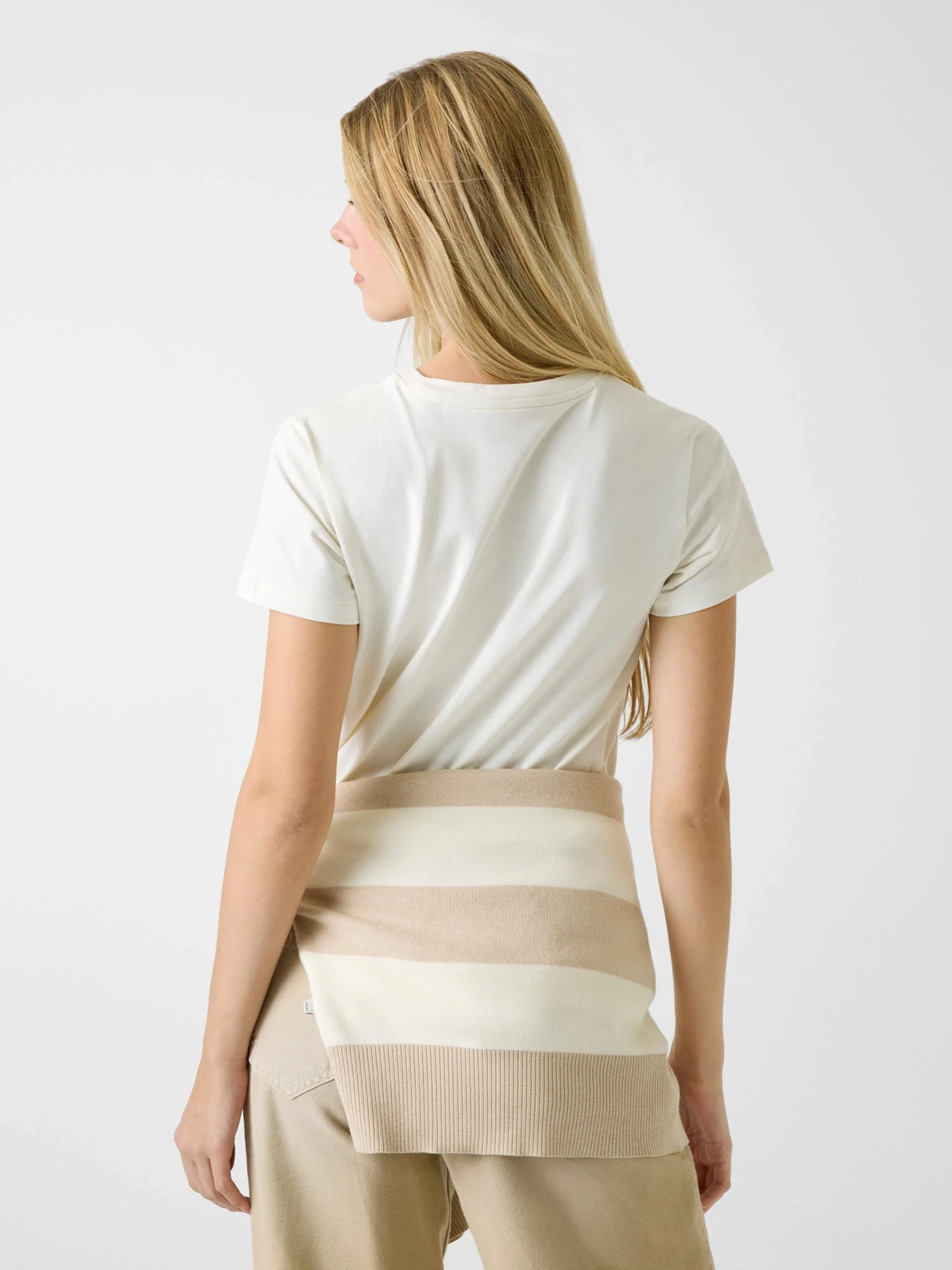 Guess GJ Kısa Kollu Bisiklet Yaka Normal Kesim Yıldız Nakışlı Kadın Krem T-shirt W6RI18J1314-G053