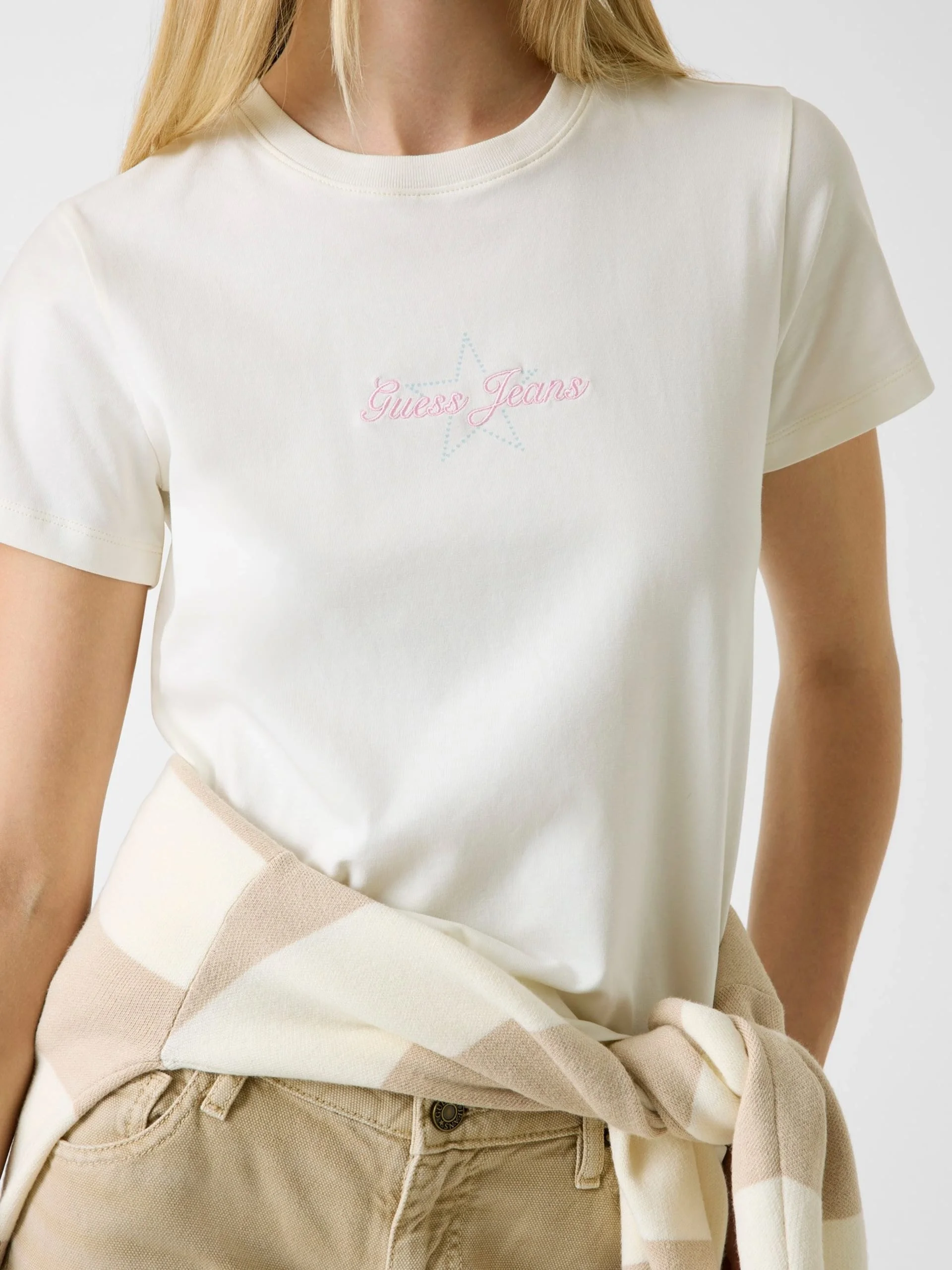 Guess GJ Kısa Kollu Bisiklet Yaka Normal Kesim Yıldız Nakışlı Kadın Krem T-shirt W6RI18J1314-G053