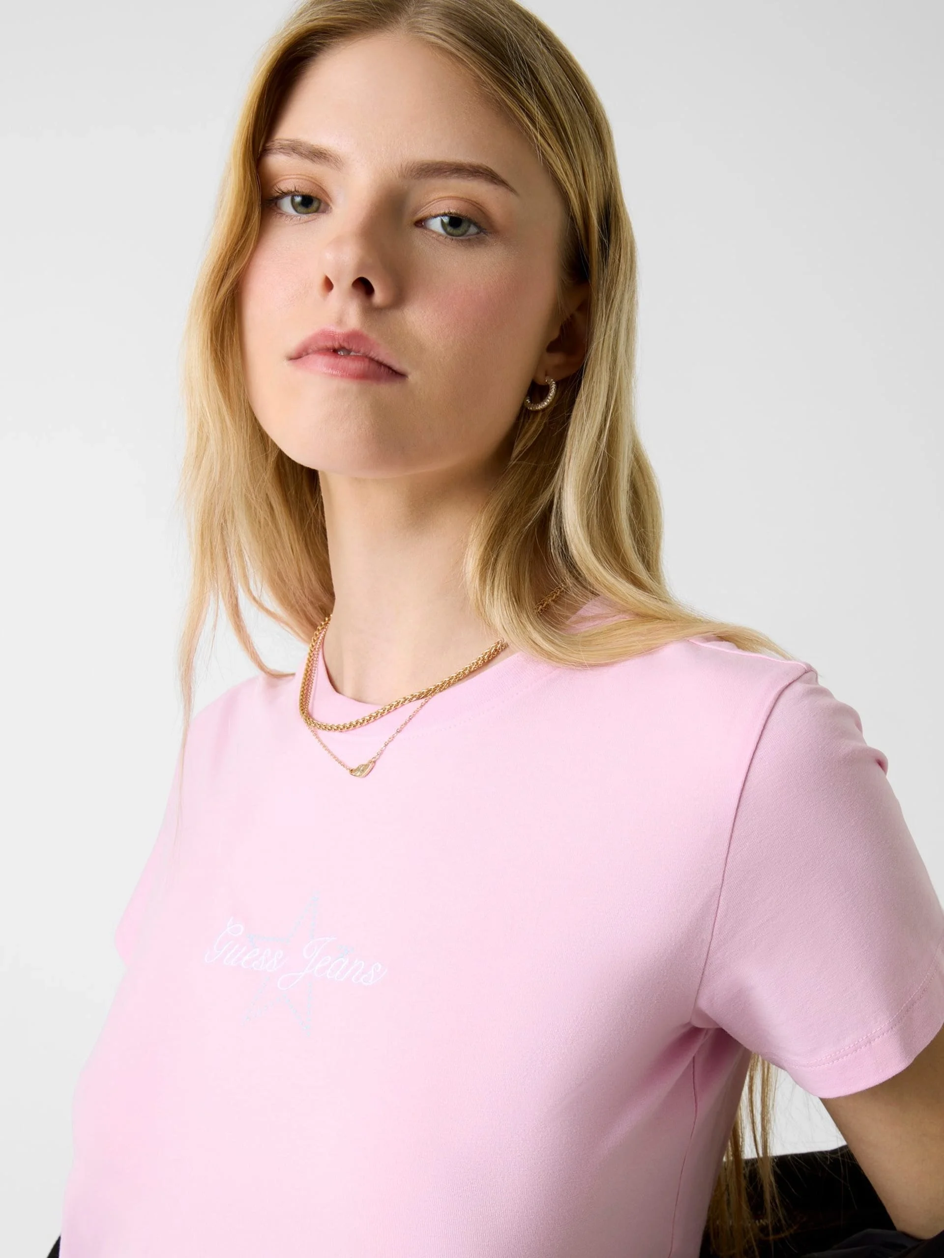 Guess GJ Kısa Kollu Bisiklet Yaka Normal Kesim Yıldız Nakışlı Kadın Pembe T-shirt W6RI18J1314-G65F