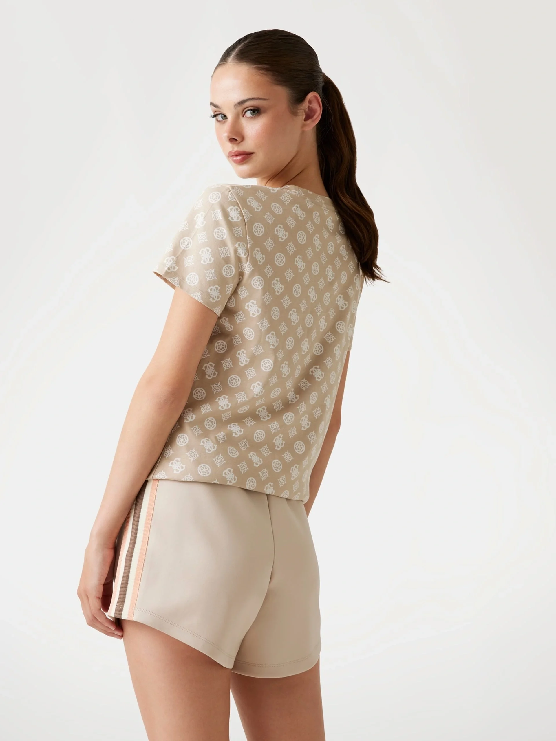 Guess Gloria Kadın Krem Aktif Regular Fit T-Shirt V5YI04I3Z14-P1MY