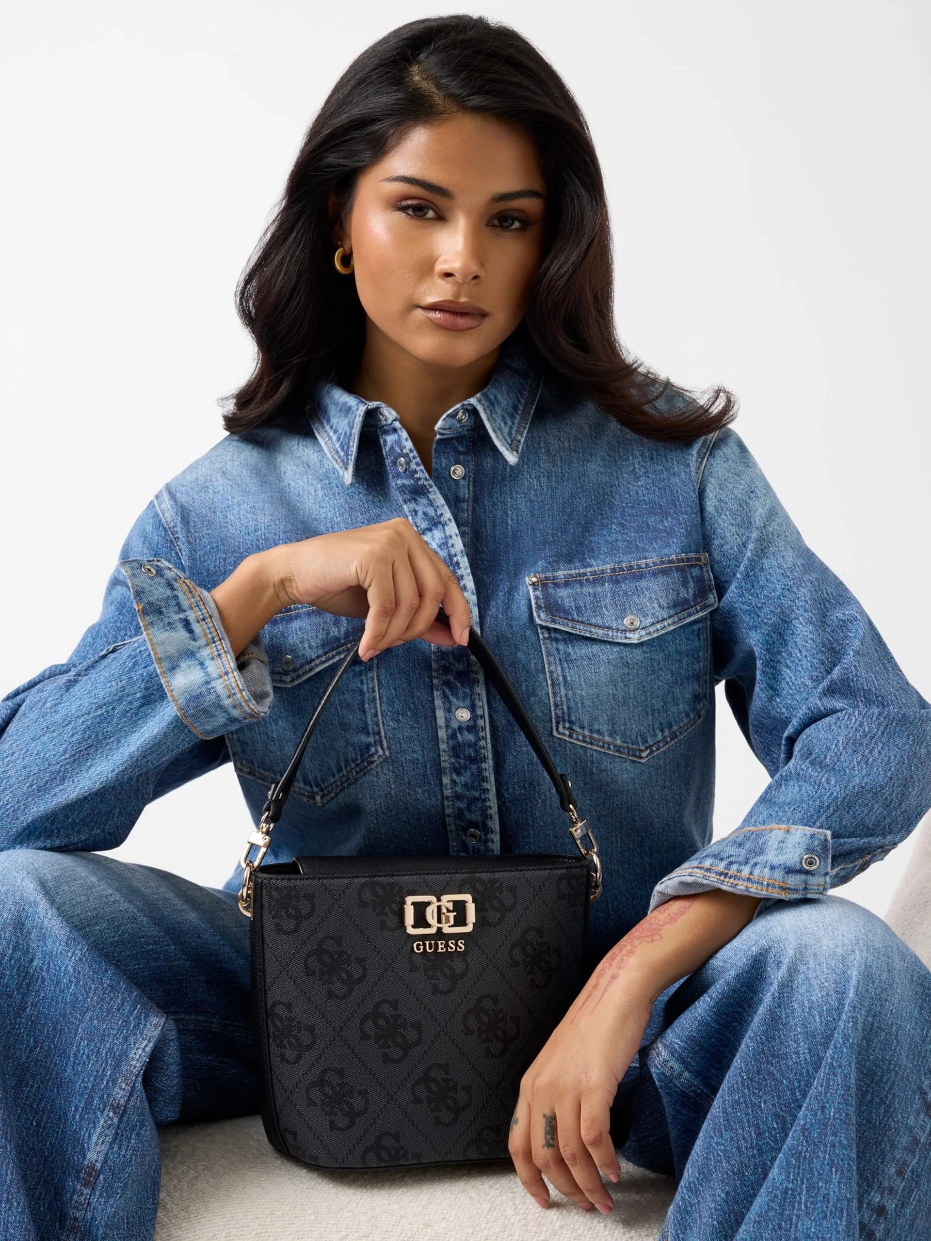 Guess Karnilla Logolu Büzgülü Kadın Antrasit El Çantası HWOS9901010-CLO