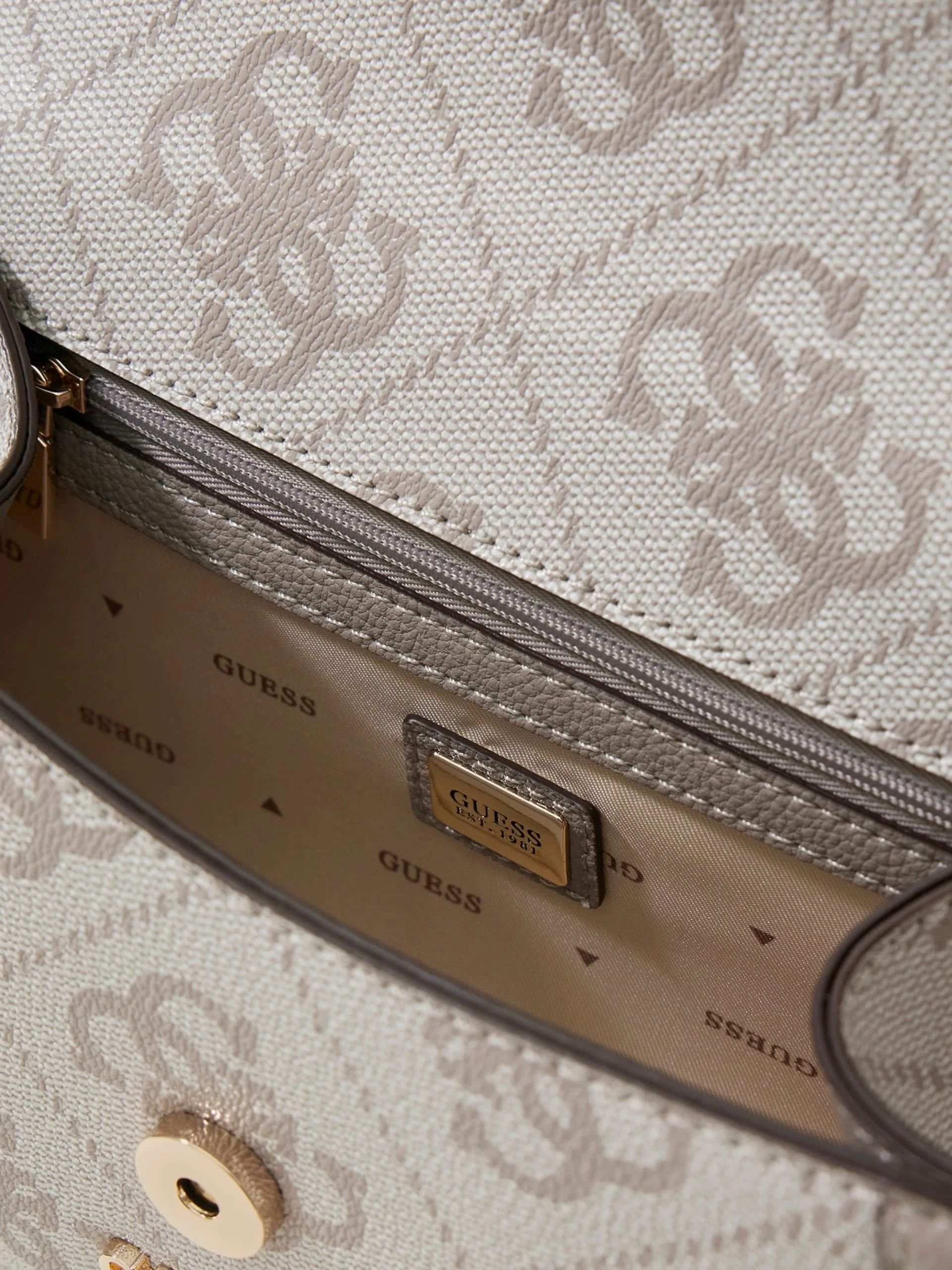 Guess Karnilla Logolu Kapaklı Omuz Kadın Siyah El Çantası HWOS9901190-DKO