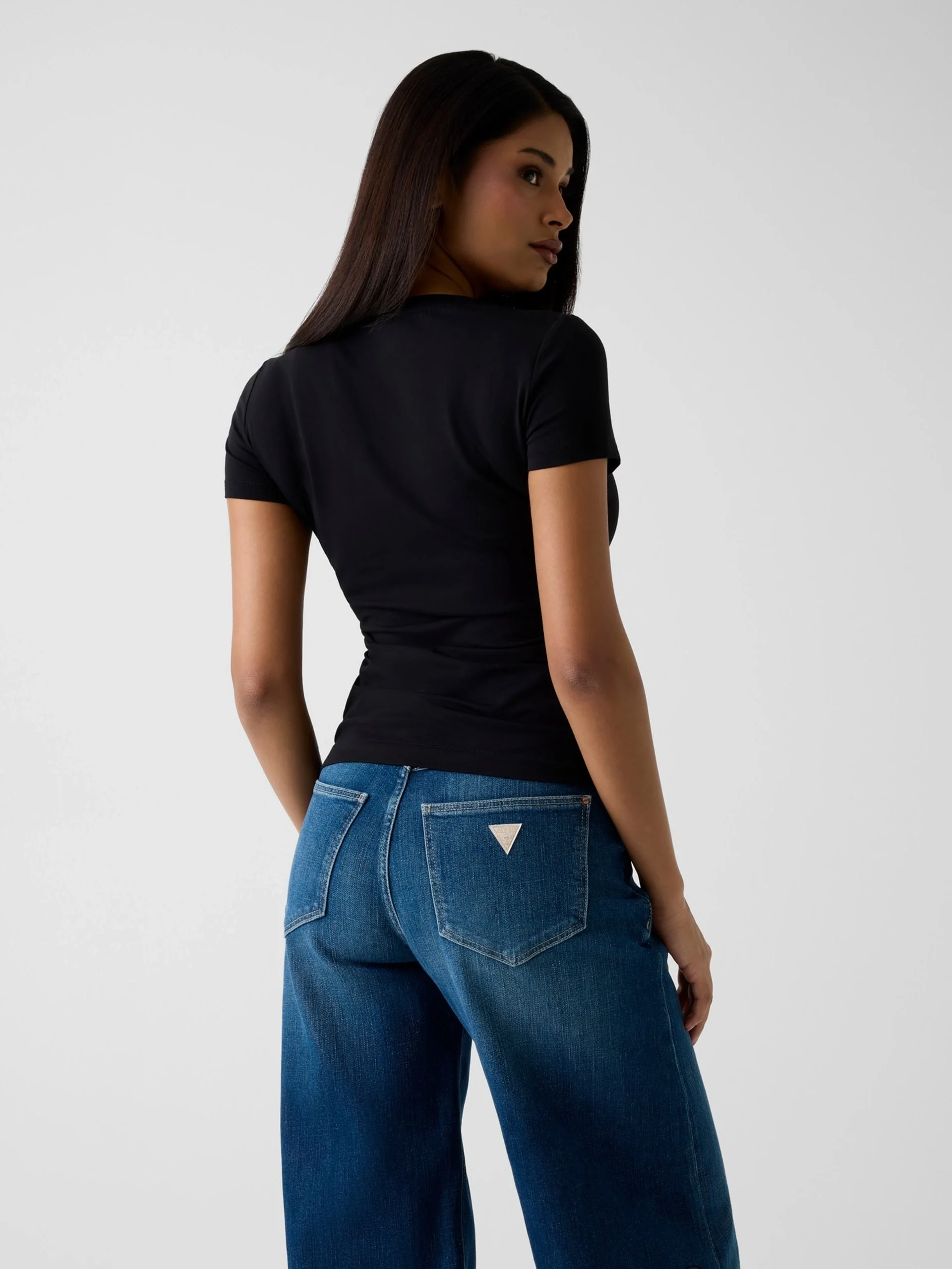 Guess Kısa Kollu Bisiklet Yaka Guess Yazılı Kadın Siyah T-shirt W6RI24J1314-JBLK