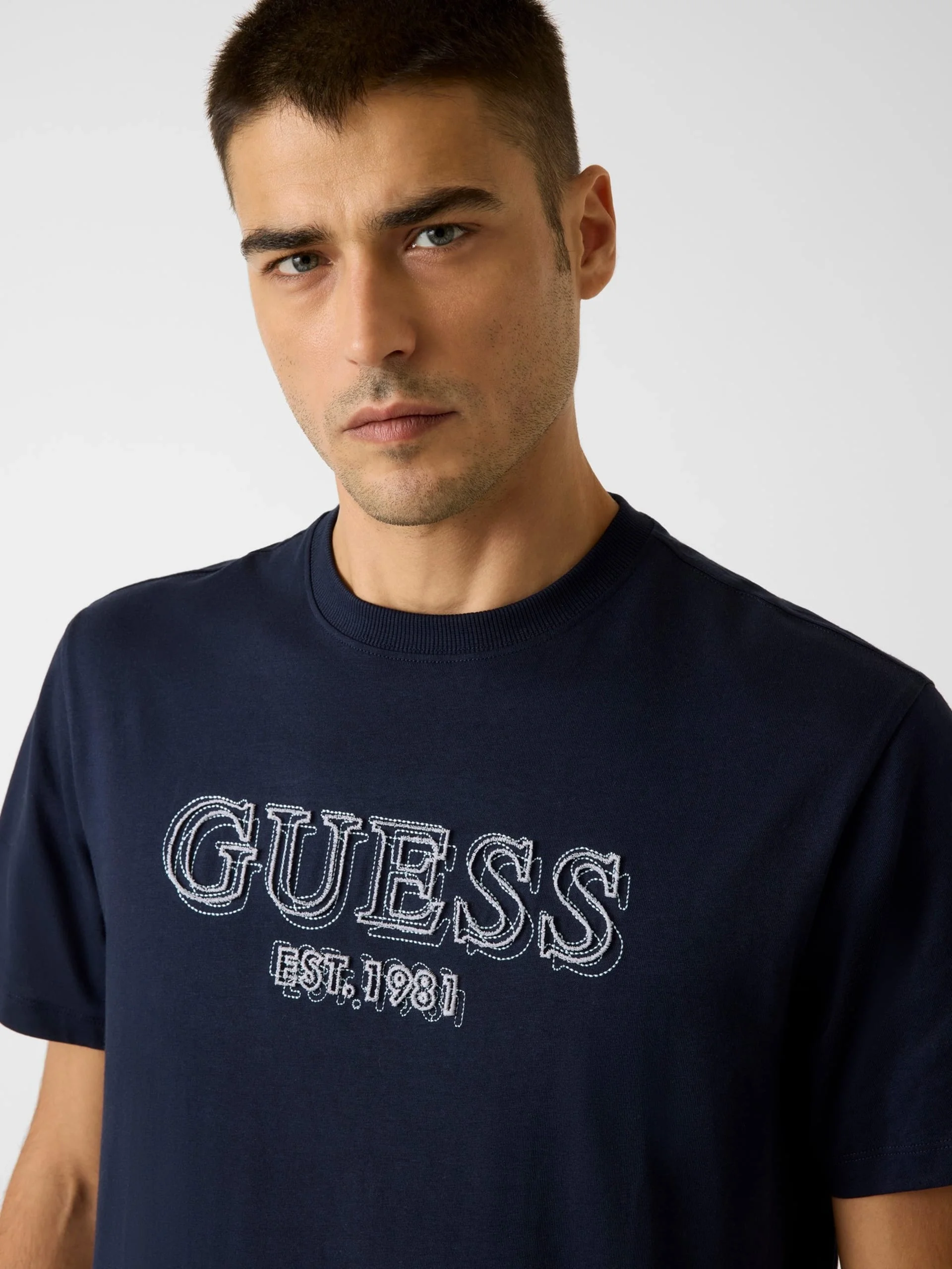 Guess Kısa Kollu Bisiklet Yaka Nakış Logolu Erkek Lacivert T-shirt M6RI22K8FQ4-G7V2
