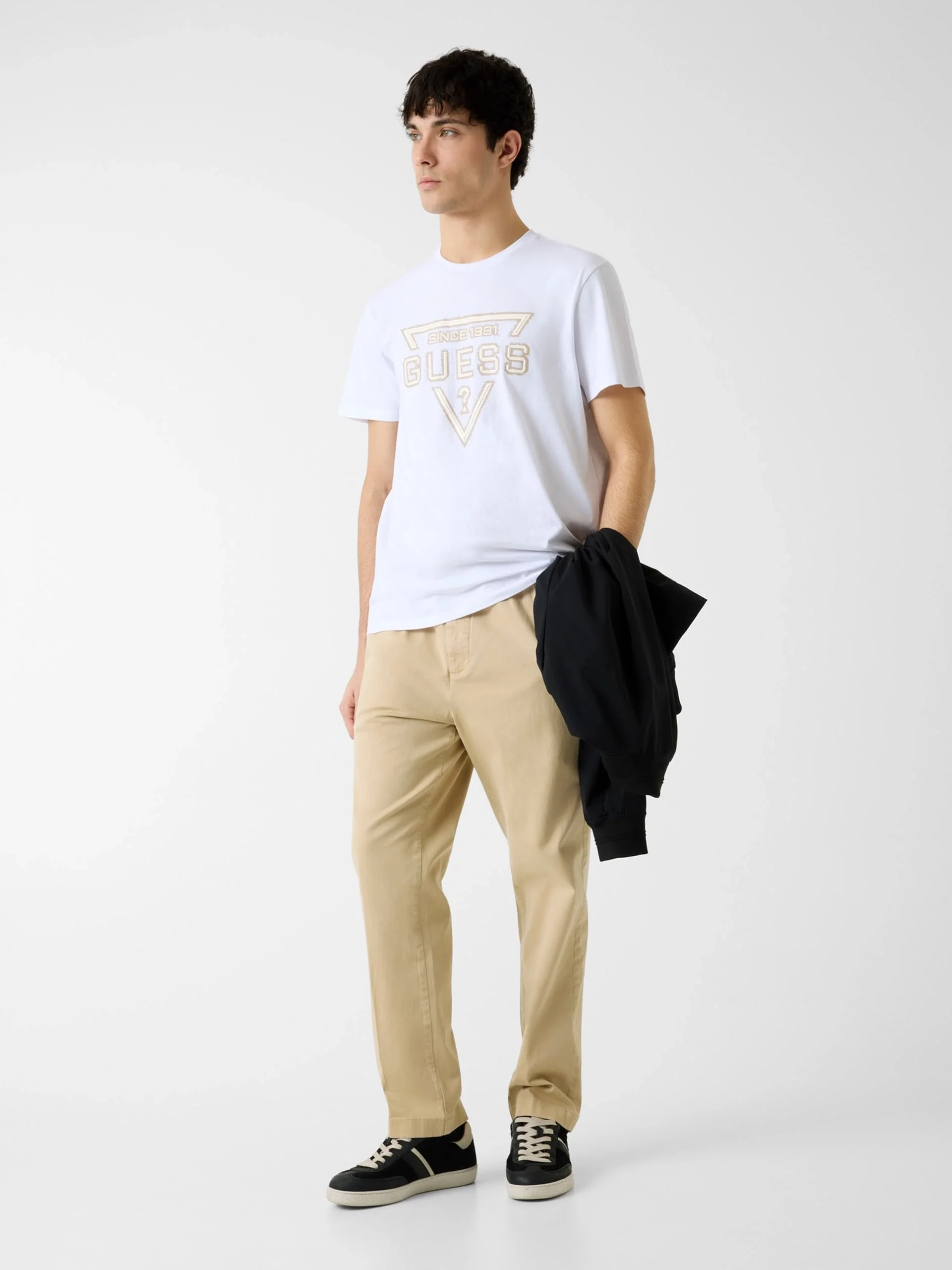 Guess Kısa Kollu Temel Boyalı Üçgen Logolu Erkek Beyaz T-shirt M6RI09I3Z14-G011