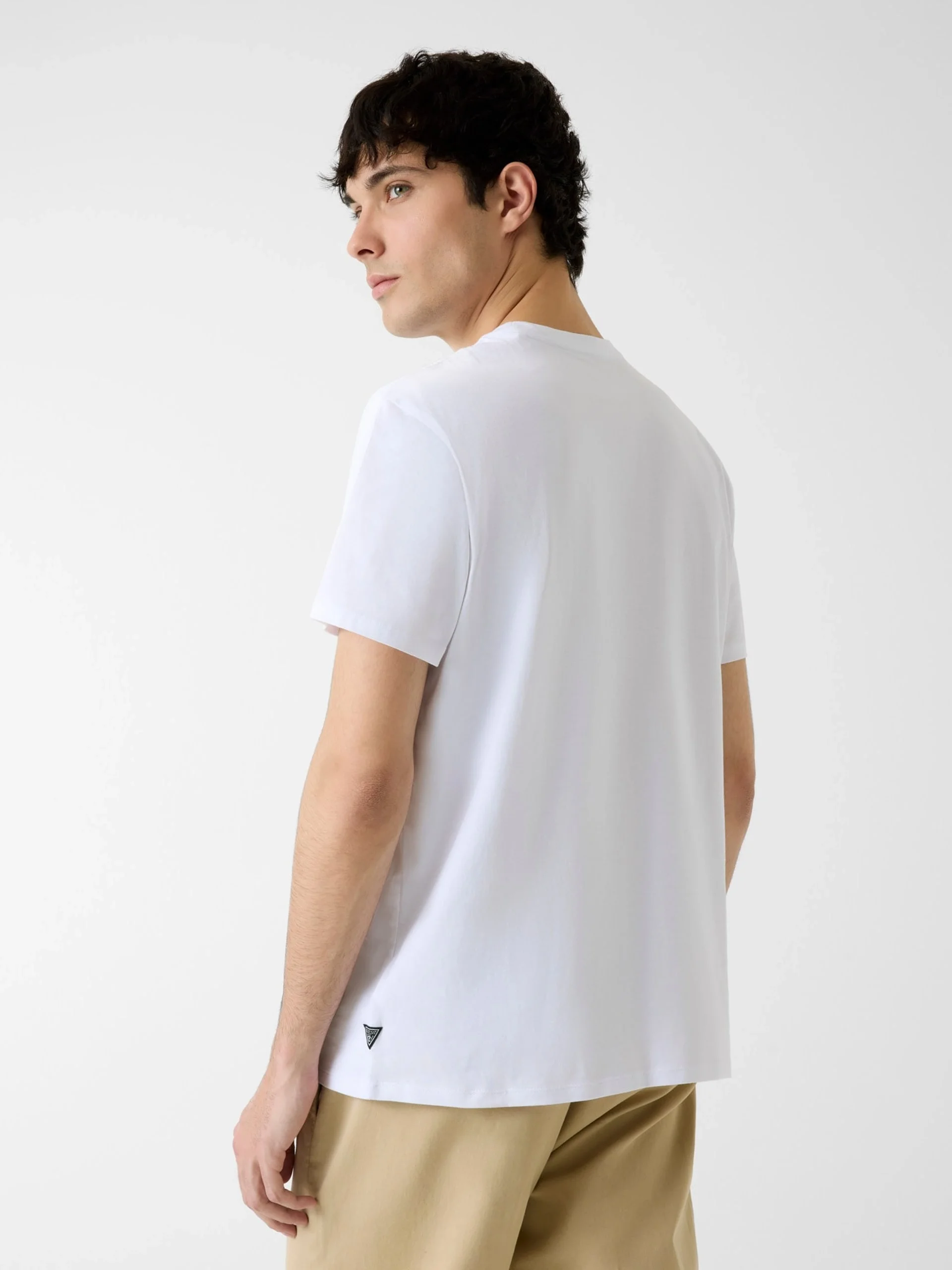 Guess Kısa Kollu Temel Boyalı Üçgen Logolu Erkek Beyaz T-shirt M6RI09I3Z14-G011