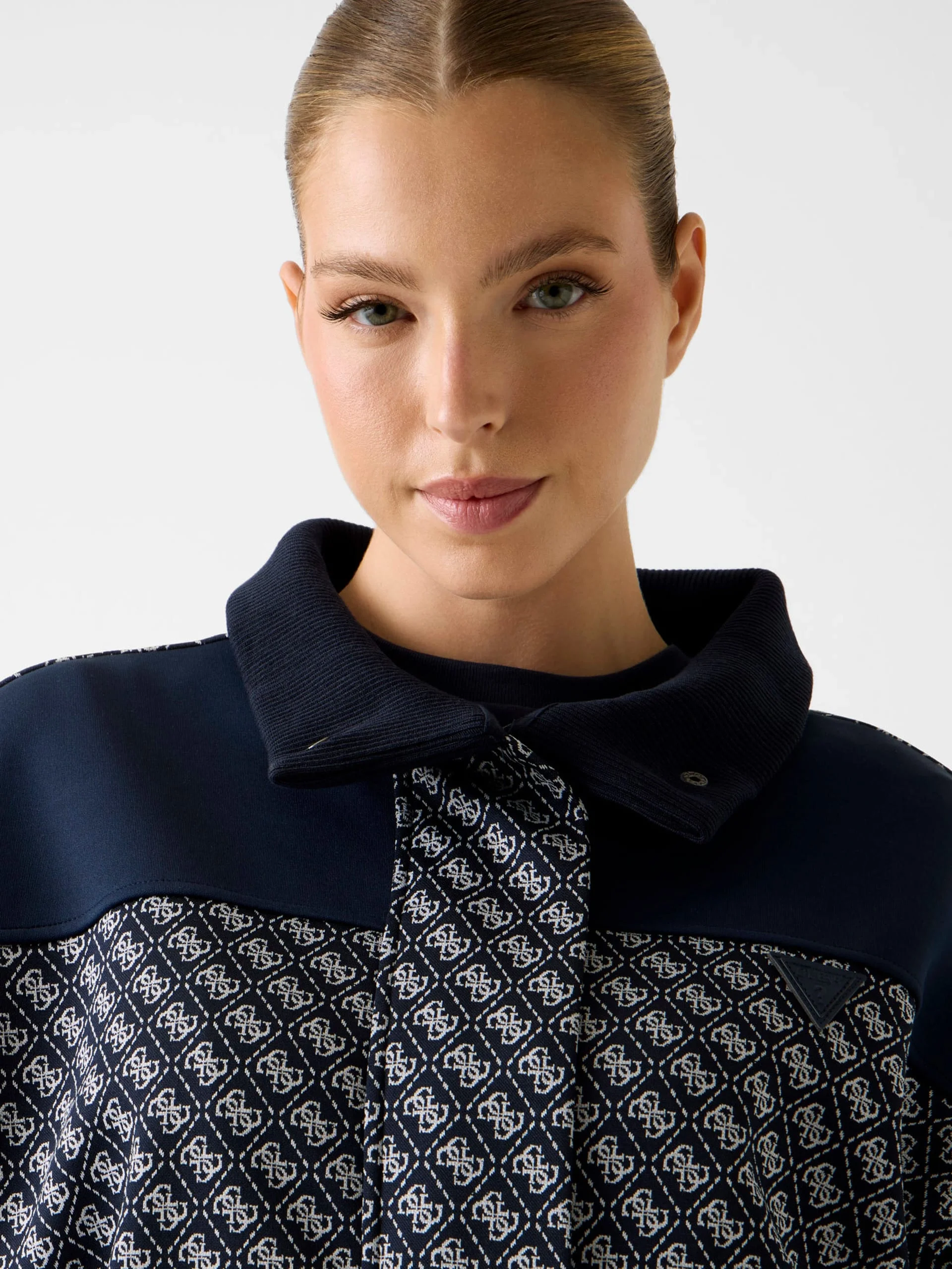 Guess Maya 4G Tam Fermuarlı Kadın Lacivert Ceket V6RL08K2042-FJBB