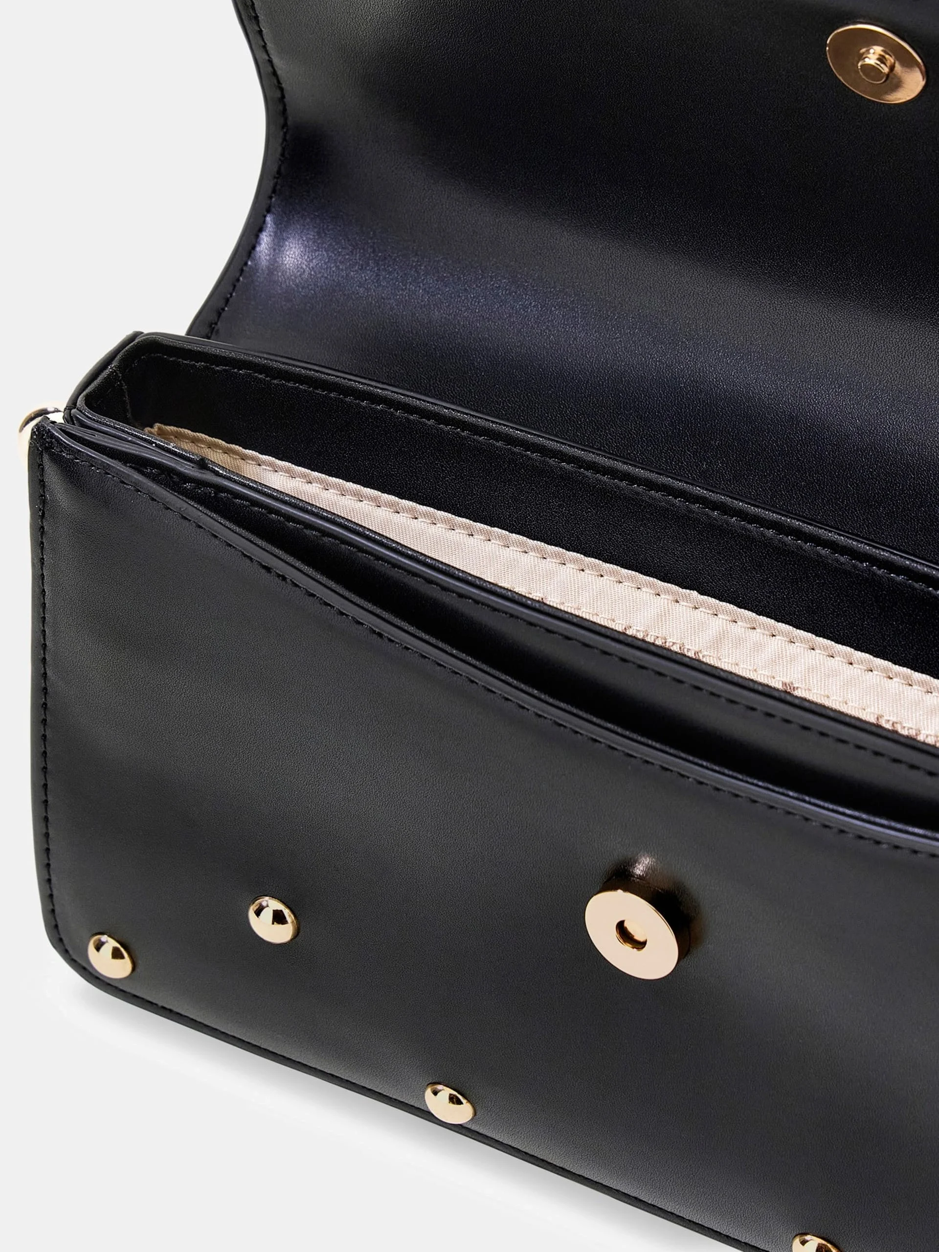 Guess Sadie Kapaklı Omuz Kadın Siyah Omuz Çantası HWVG8118190-BLA