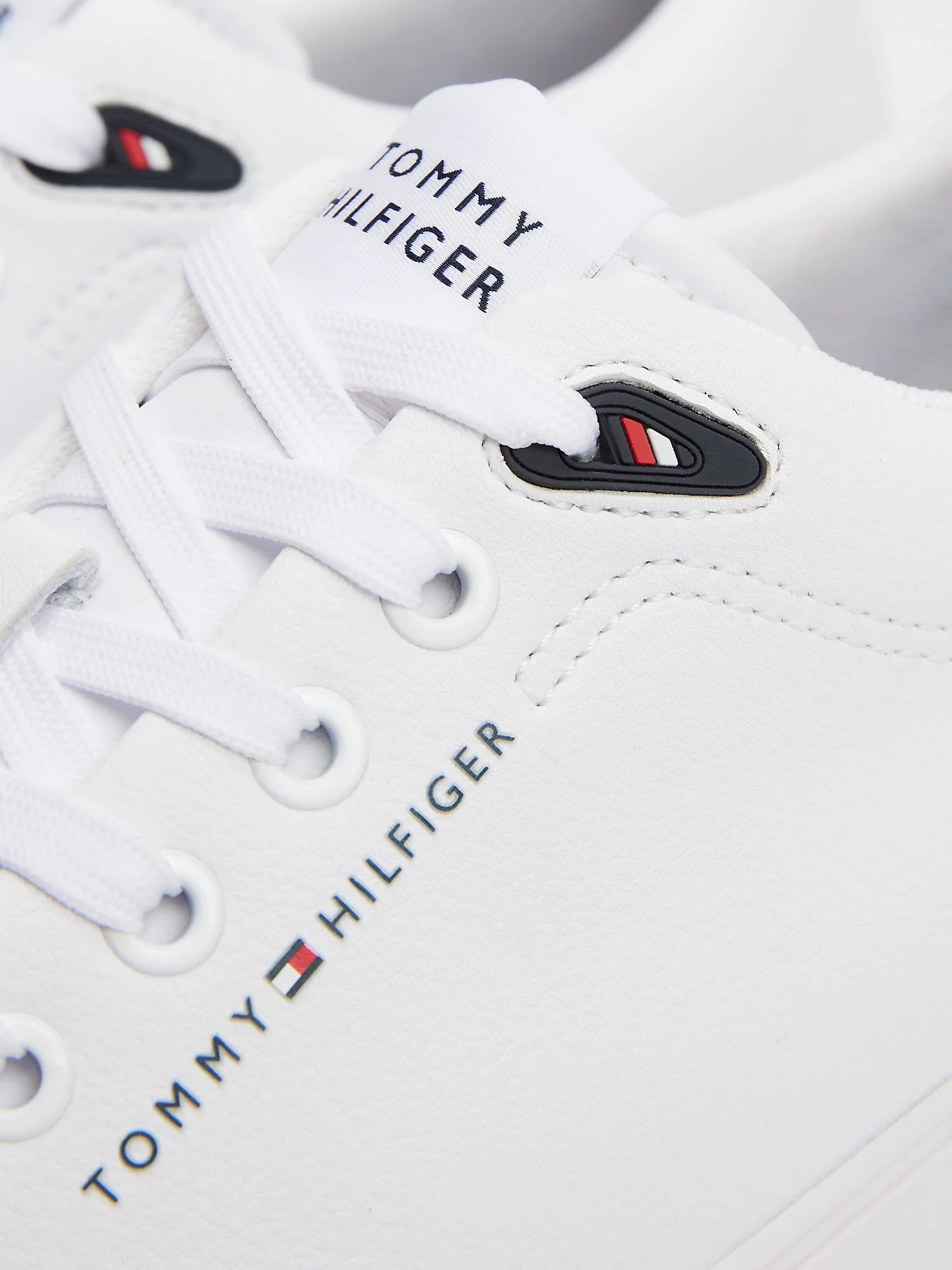 Tommy Hilfiger TH HI VULC CORE LOW LTH II ESS Erkek Beyaz Sneaker FM0FM05511YBS