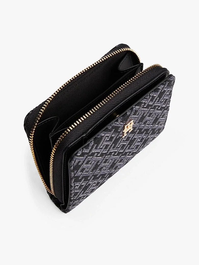 Tommy Hilfiger TH Icon Orta Boy Kapaklı Fermuarlı Jakarlı Kadın Siyah Cüzdan AW0AW17957BDS