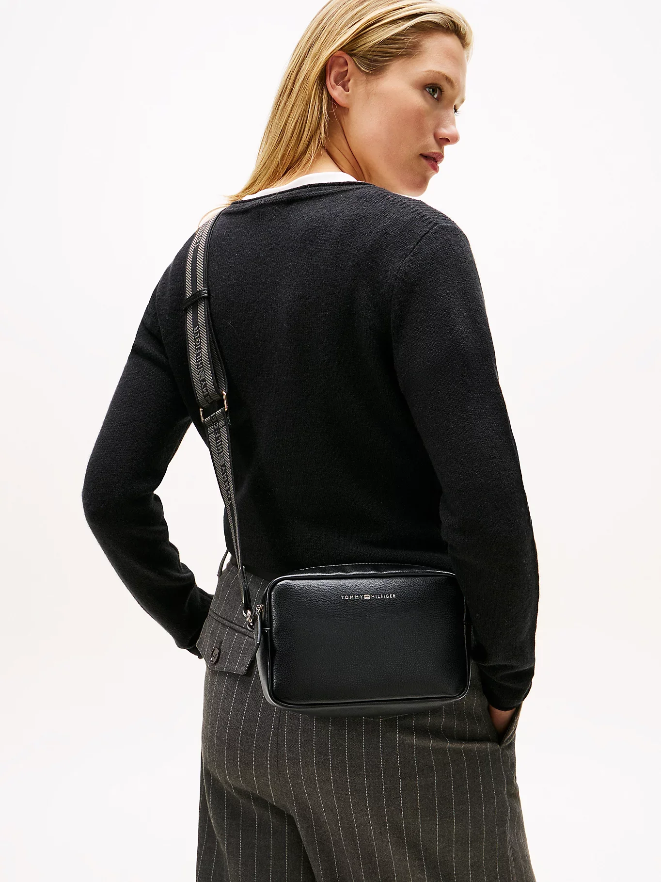 Tommy Hilfiger TH Logo Şeritli Kamera Kadın Çanta AW0AW17689BDS