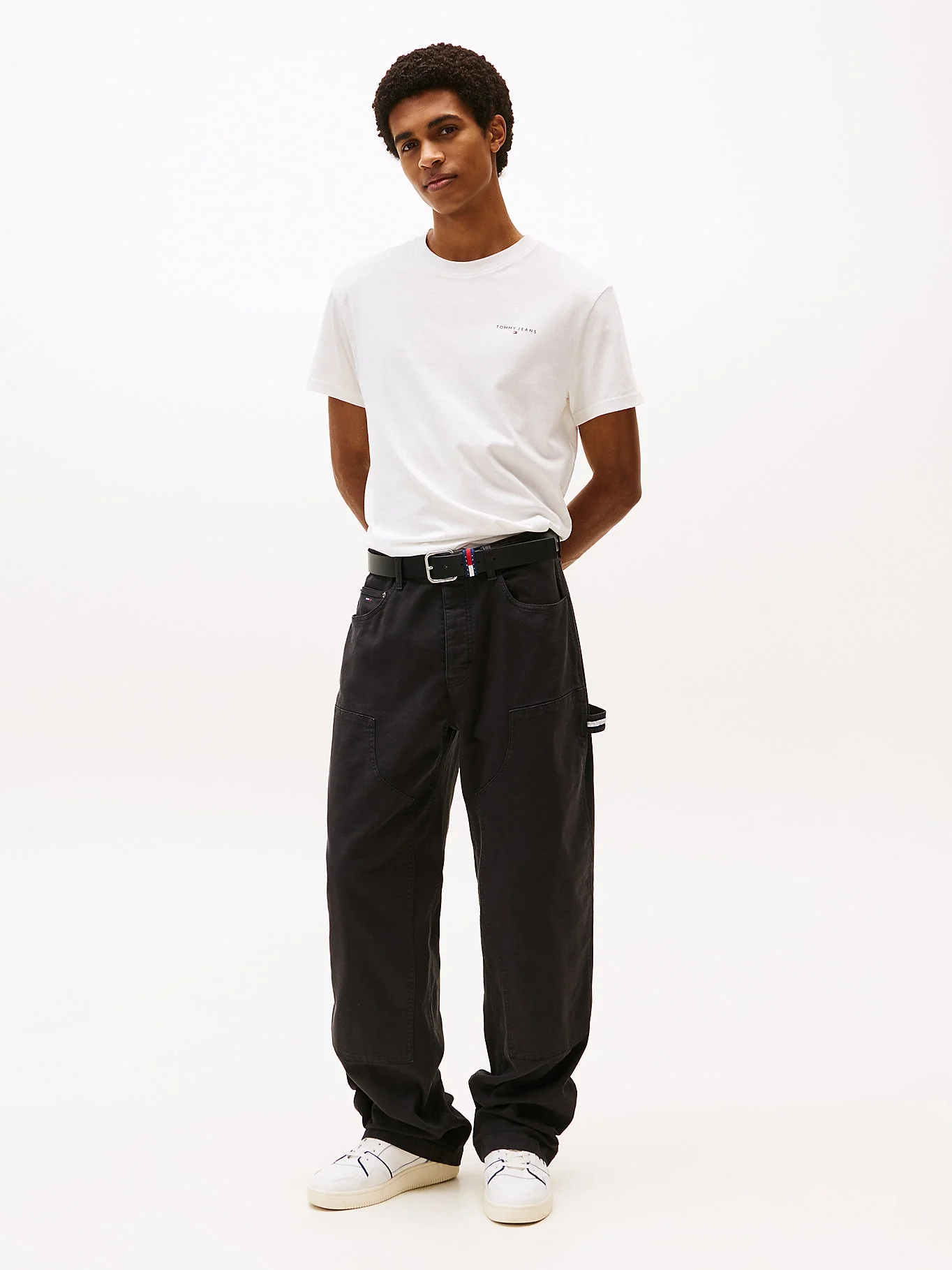 Tommy Hilfiger TJM Dar Kesim Göğüs Logolu Erkek Beyaz T-shirt DM0DM21780YBL