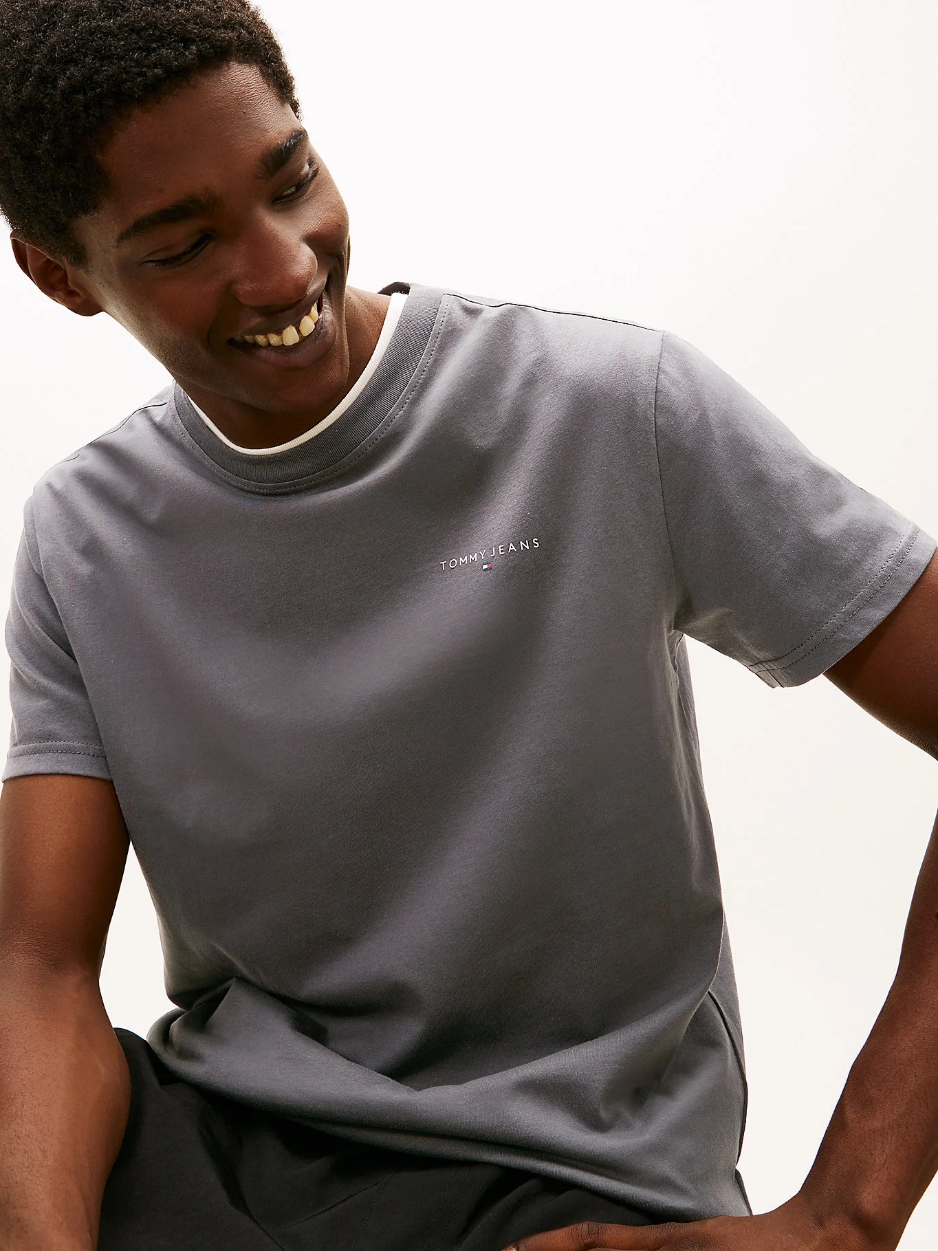 Tommy Hilfiger TJM Dar Kesim Göğüs Logolu Erkek Gri T-shirt DM0DM21780PT2