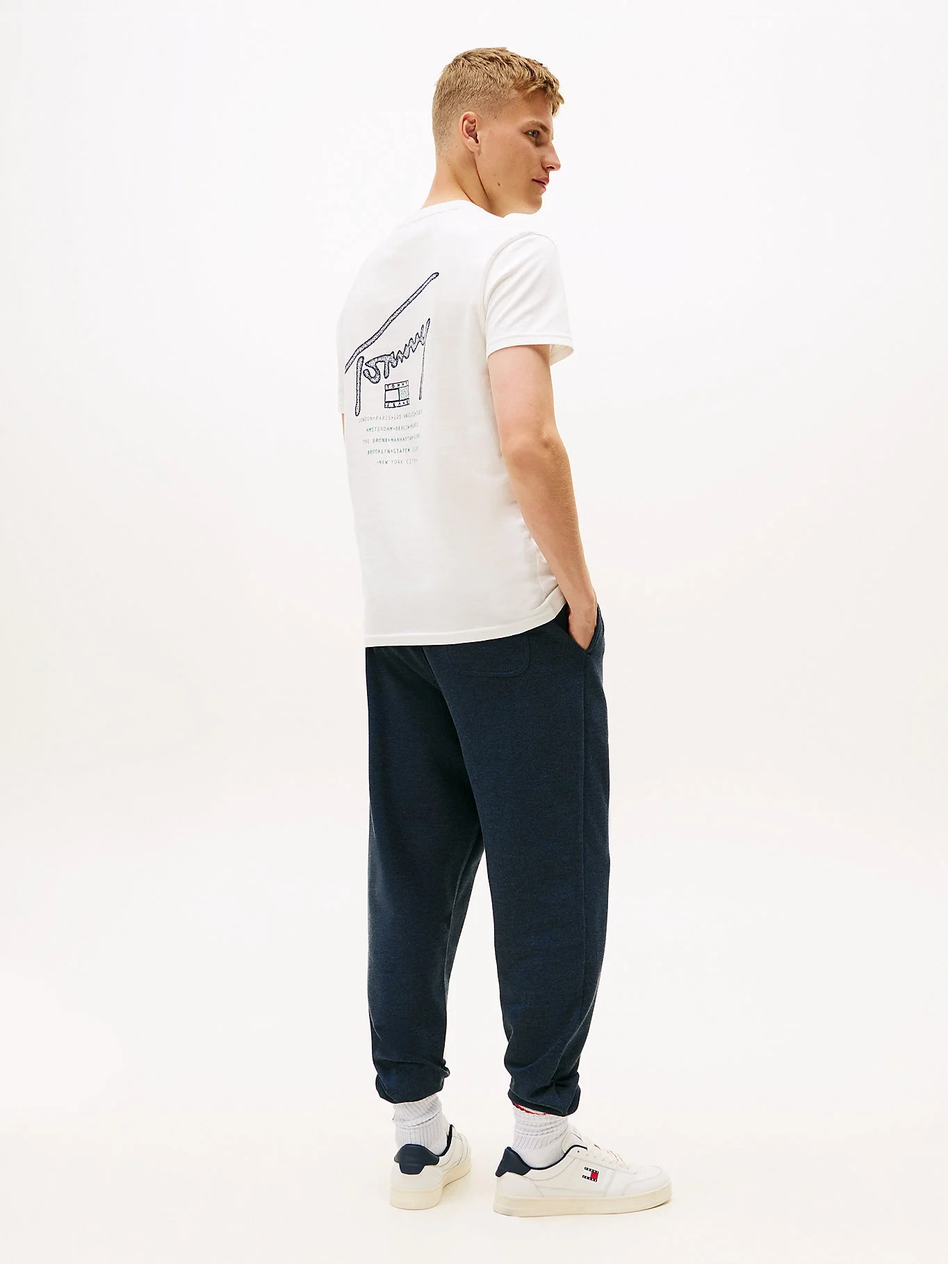 Tommy Hilfiger TJM Normal Kesim İmzalı Sırt Baskılı Erkek Beyaz T-shirt DM0DM22320YBL