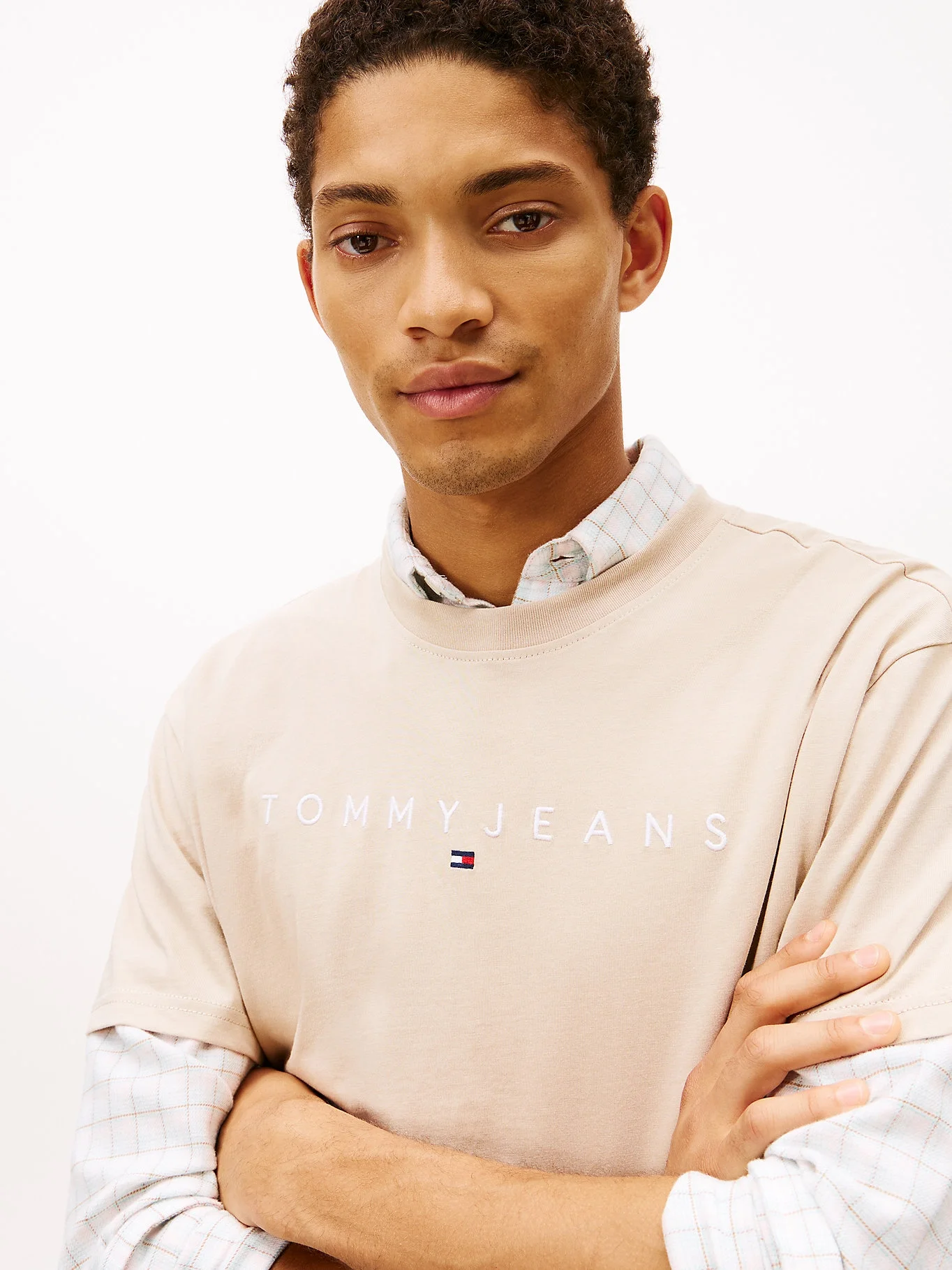 Tommy Hilfiger TJM Normal Kesim Lineer Logolu Erkek Bej T-shirt DM0DM20744ABY