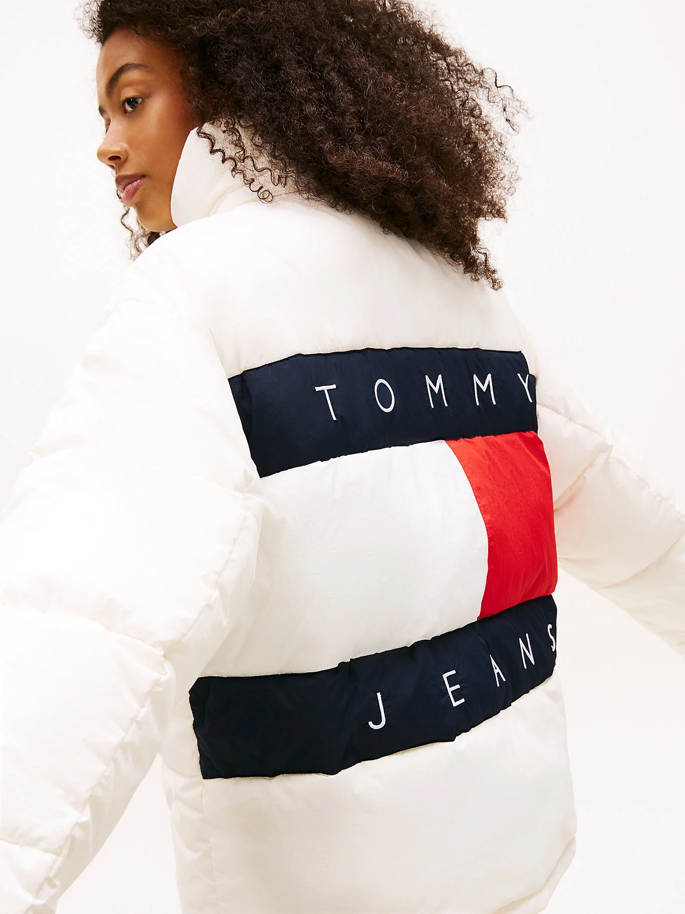 Tommy Hilfiger TJW Büyük Beden Kapüşonlu Bayraklı Şişme Kadın Beyaz Mont DW0DW22041YBH