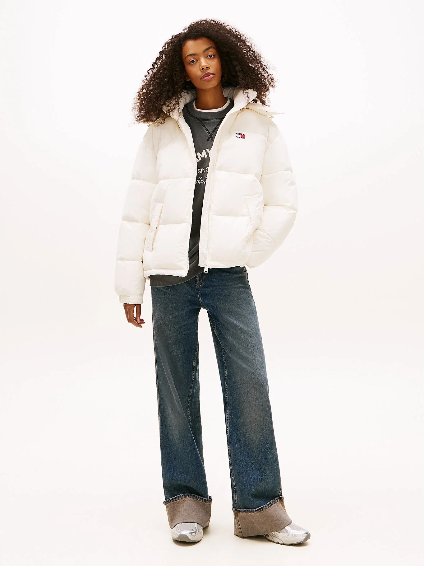 Tommy Hilfiger TJW Büyük Beden Kapüşonlu Bayraklı Şişme Kadın Beyaz Mont DW0DW22041YBH