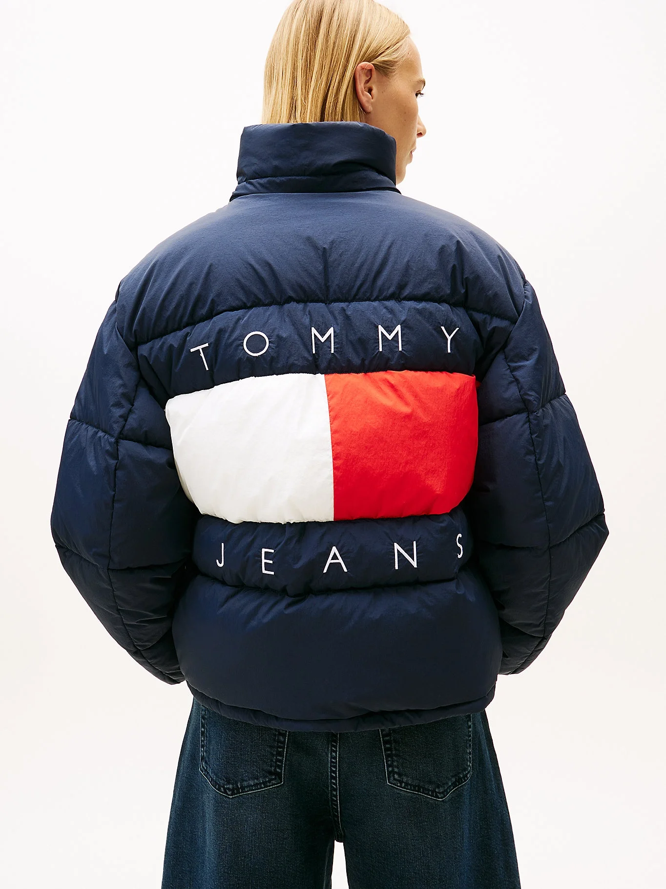 Tommy Hilfiger TJW Büyük Beden Kapüşonlu Bayraklı Şişme Kadın Mavi Mont DW0DW22041C1G