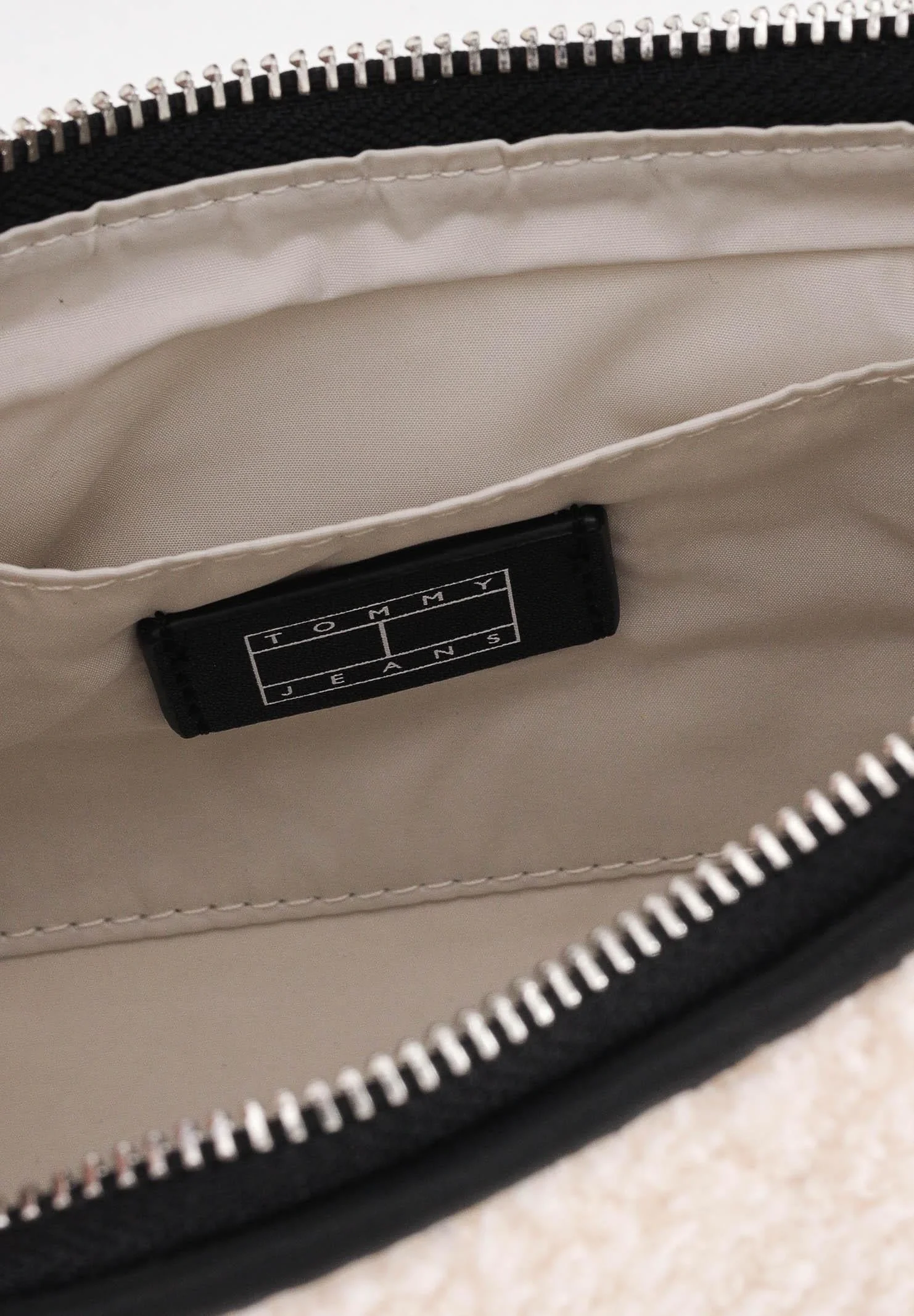 Tommy Hilfiger TJW Cool Kürk Dokulu Omuz Kadın Beyaz Omuz Çantası AW0AW18011YBH