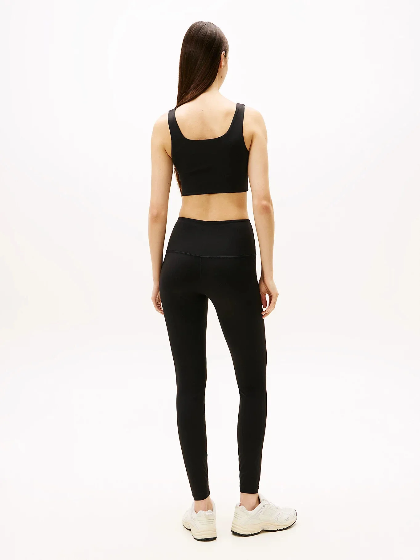 Tommy Hilfiger TJW Dar Kesim Kısa Gümüş Rengi Yazı Baskılı Kadın Siyah Atlet  DW0DW21564BDS