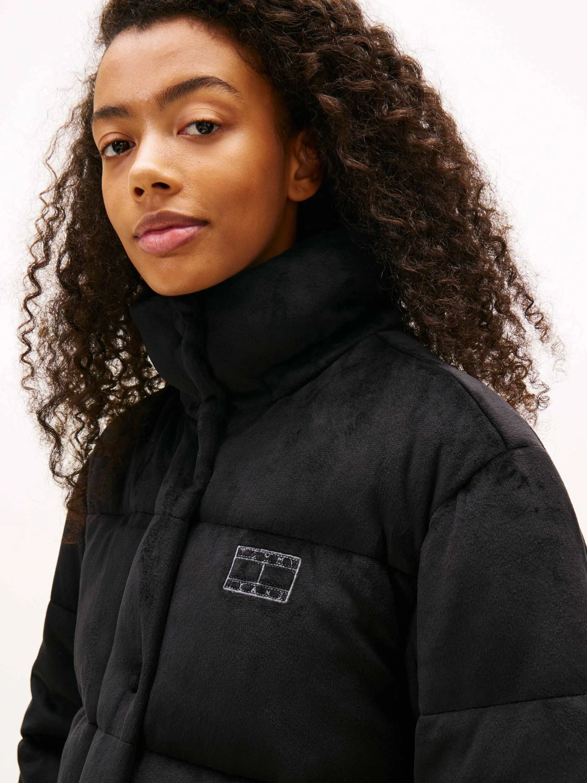 Tommy Hilfiger TJW Kapitone Kadife Şişme Kadın Siyah  Mont  DW0DW21668BDS