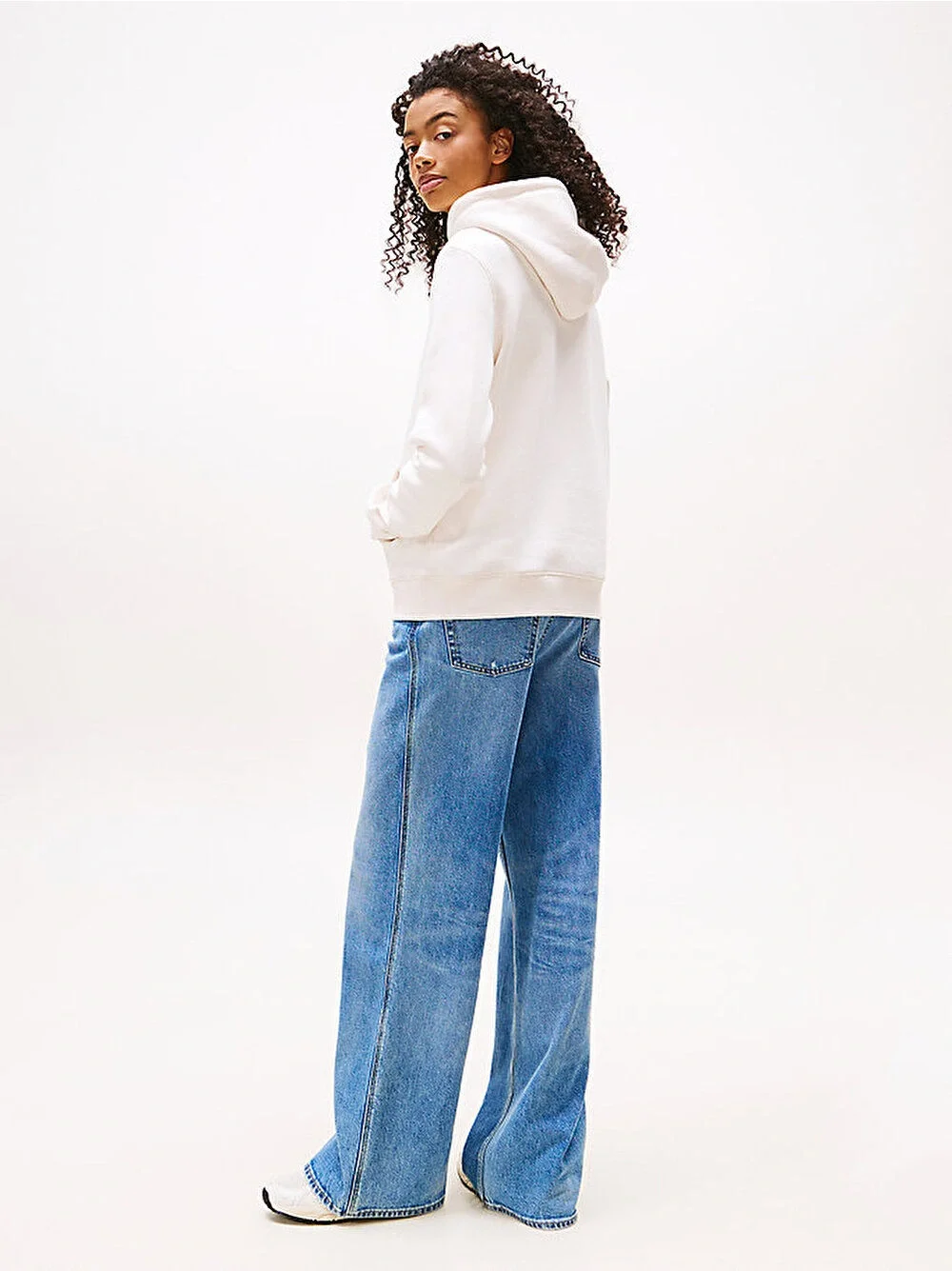 Tommy Hilfiger TJW Normal Kesim Linear Kapüşonlu Kadın Beyaz Kazak DW0DW21963YBH