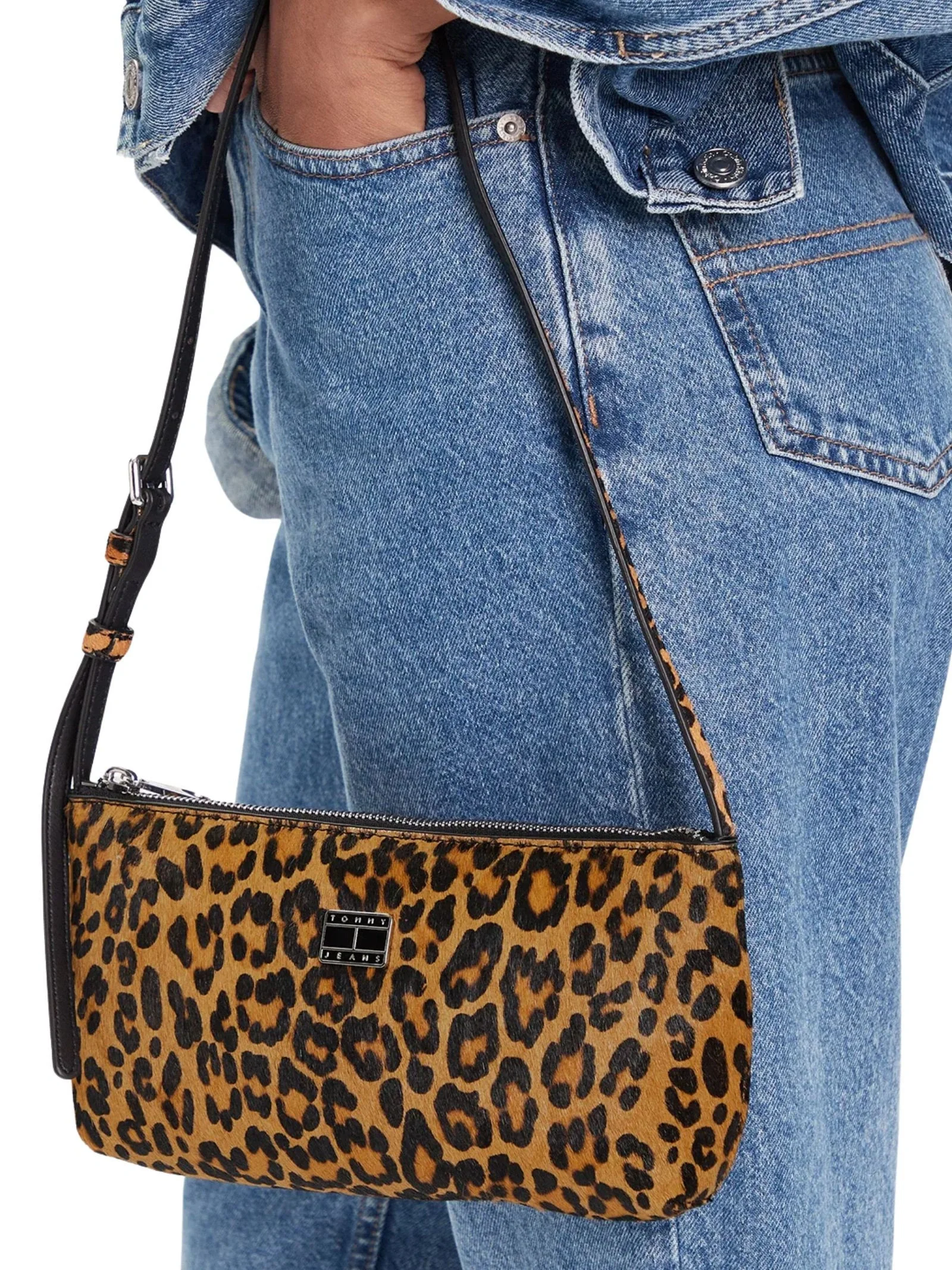 Tommy Hilfiger TJW Must Leopar Desenli Omuz Kadın Siyah Omuz Çantası AW0AW1800801R