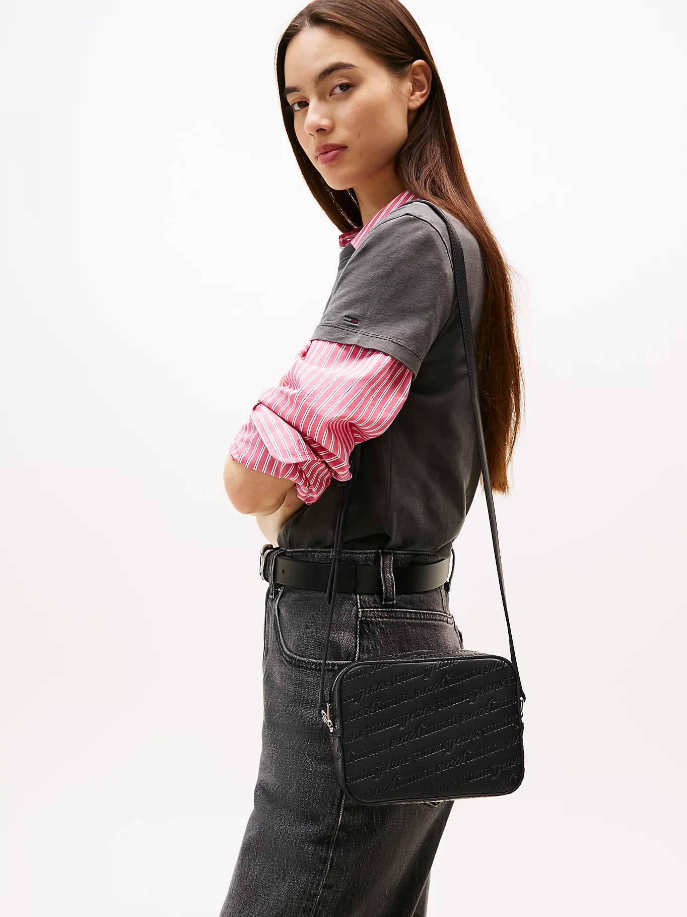 Tommy Hilfiger TJW Must Tamamı Baskılı Kamera Kadın Siyah Çanta AW0AW17865BDS