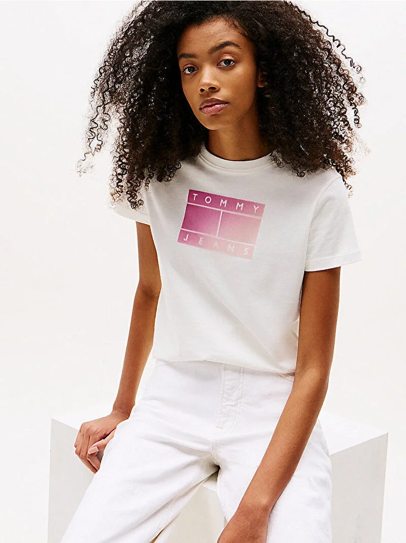 Tommy Hilfiger TJW REG GRADIENT FLAG SS Kadın Beyaz T-shirt DW0DW20905YBL
