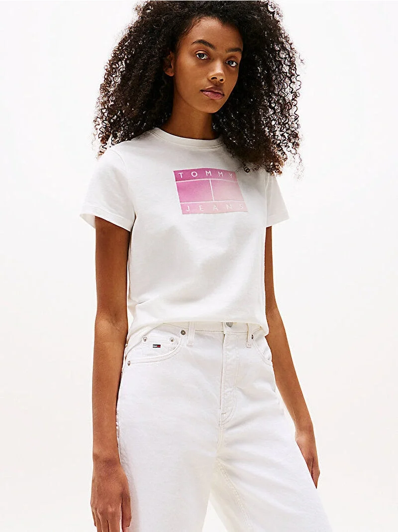 Tommy Hilfiger TJW REG GRADIENT FLAG SS Kadın Beyaz T-shirt DW0DW20905YBL