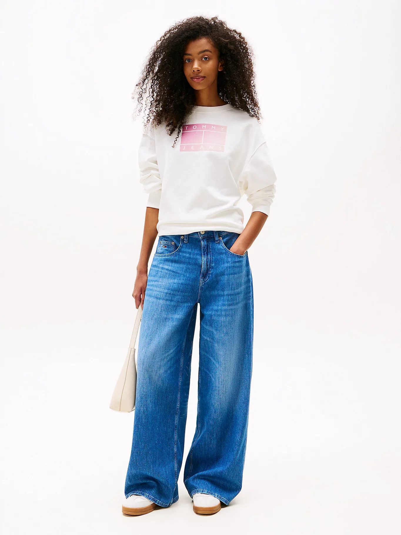 Tommy Hilfiger TJW RLX GRADIENT FLAG CREW Kadın Beyaz Sweatshirt DW0DW21396YBL