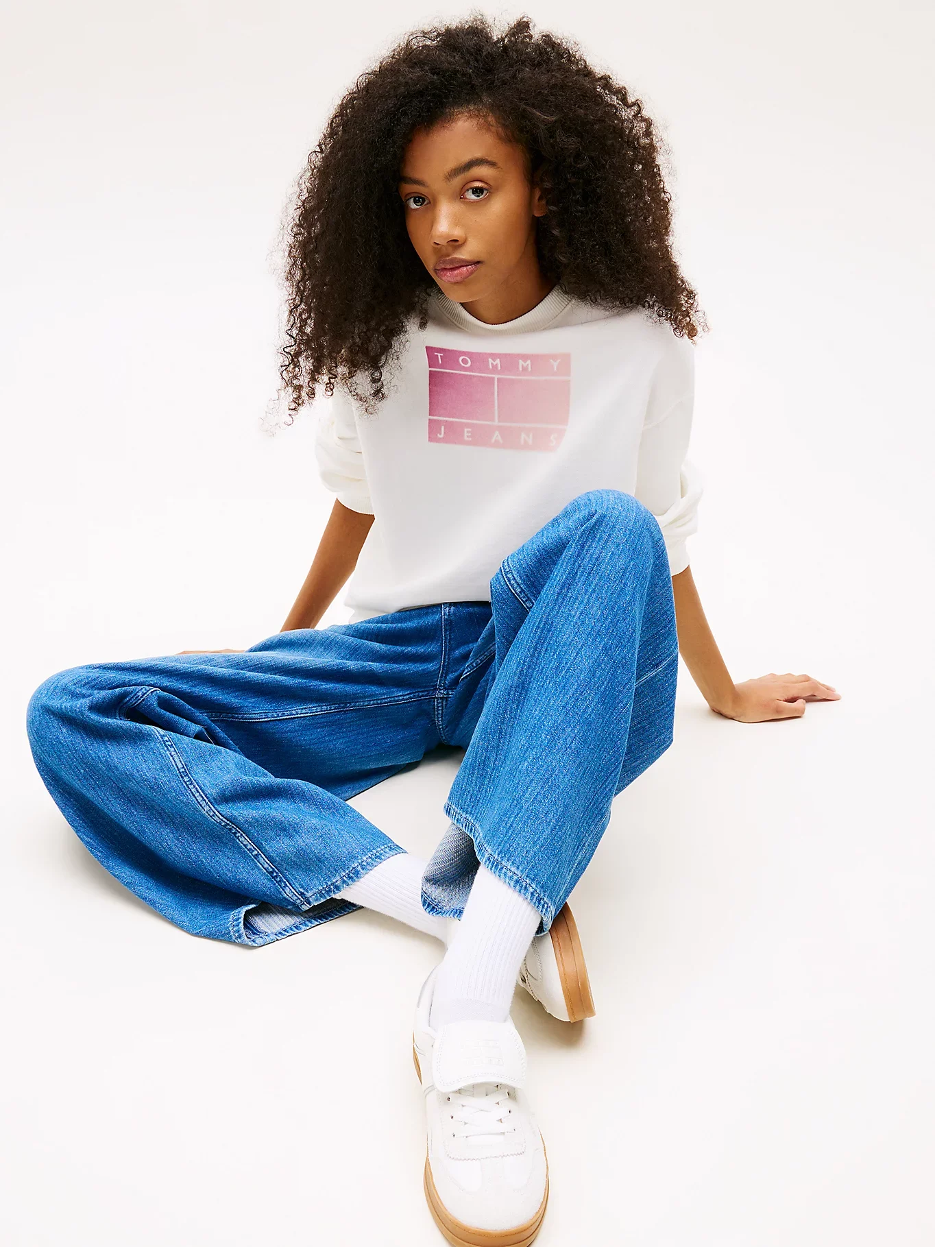 Tommy Hilfiger TJW RLX GRADIENT FLAG CREW Kadın Beyaz Sweatshirt DW0DW21396YBL