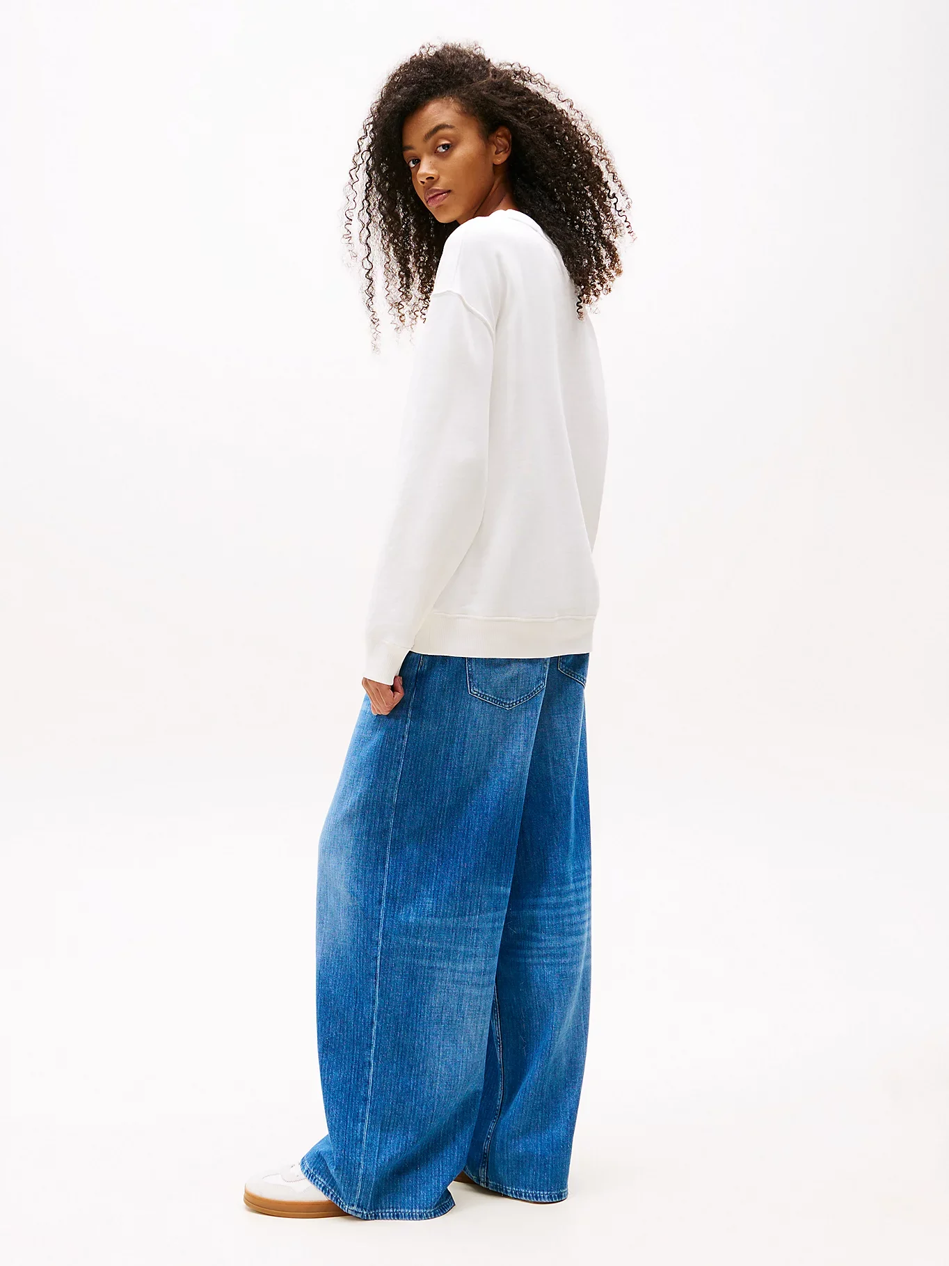 Tommy Hilfiger TJW RLX GRADIENT FLAG CREW Kadın Beyaz Sweatshirt DW0DW21396YBL