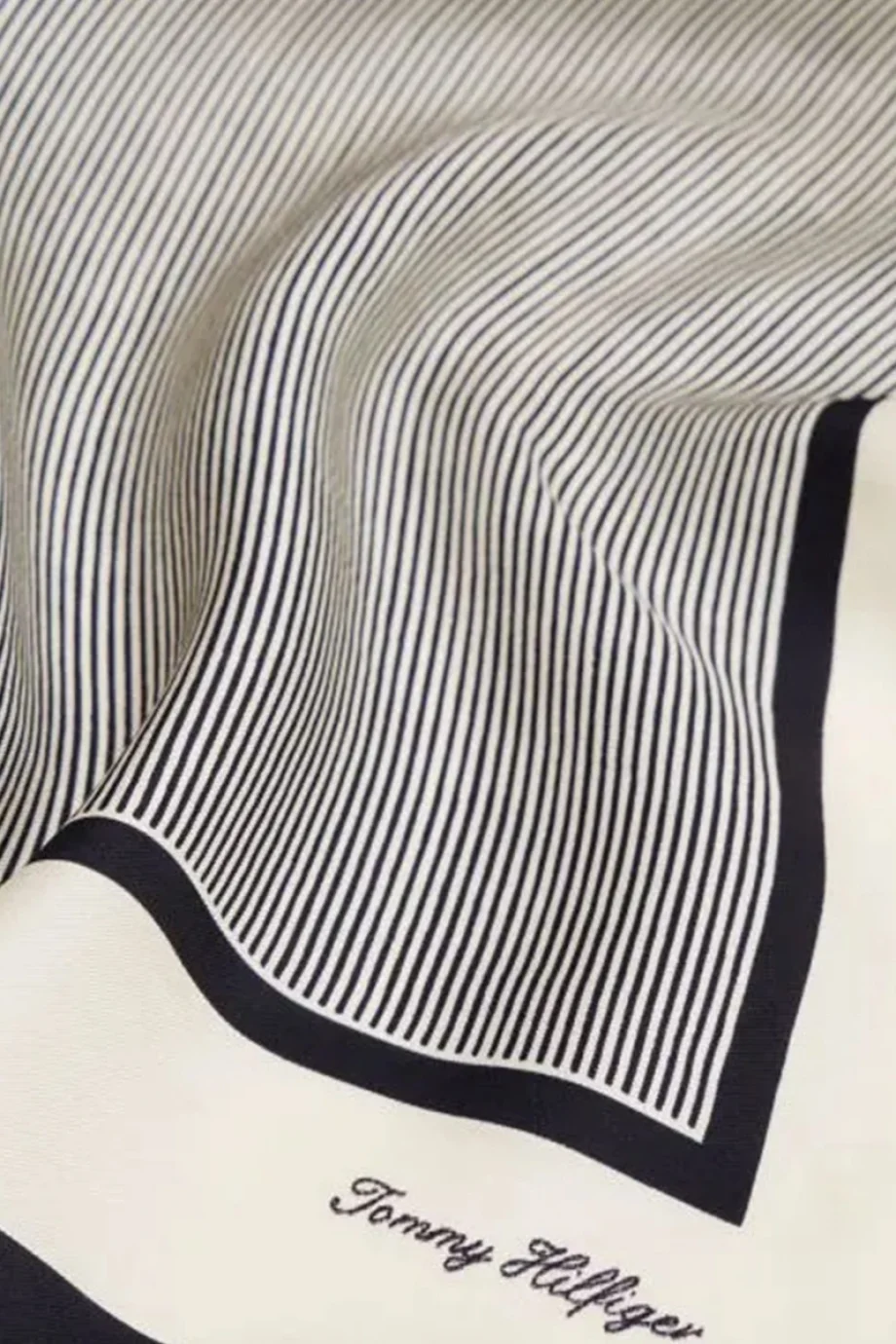 Tommy Hilfiger Kadın İpek Kare Eşarp AW0AW17629DW6