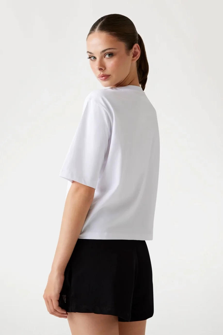 Guess Aurélie Kadın Beyaz Aktif Boxy Fit T-Shirt V4YI06I3Z14-G011