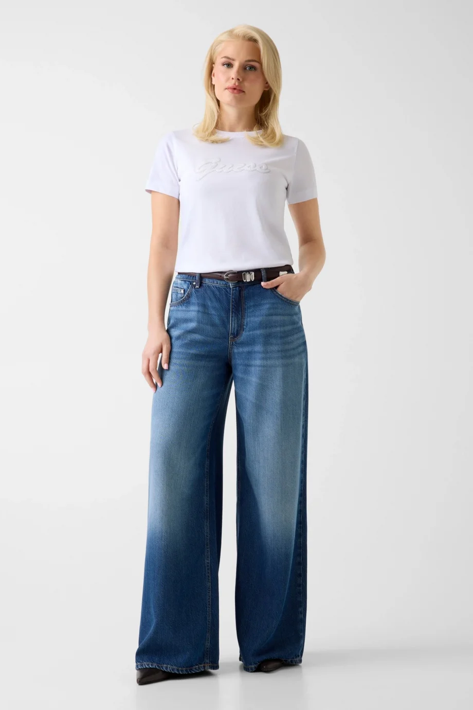 Guess Kısa Kollu Bisiklet Yaka 3D Guess Yazılı Kadın Beyaz T-shirt W6GI08K3023-G011