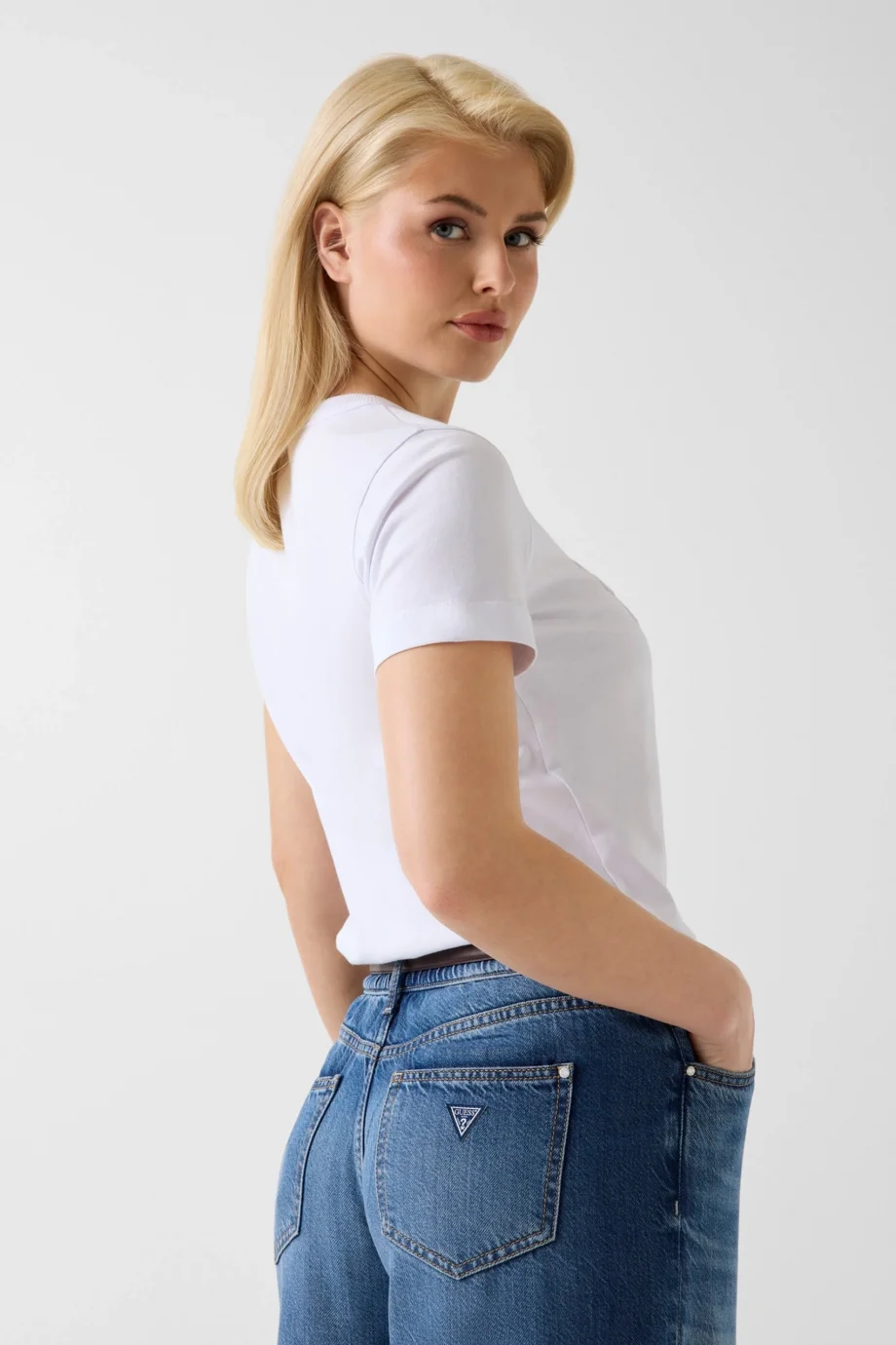 Guess Kısa Kollu Bisiklet Yaka 3D Guess Yazılı Kadın Beyaz T-shirt W6GI08K3023-G011