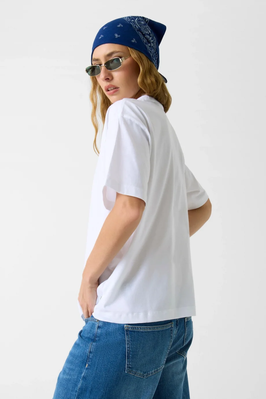 Guess GJ Kısa Kollu Bisiklet Yaka Büyük Beden 81 Yıldız Kadın Beyaz T-shirt W6RI20K8HM0-G011