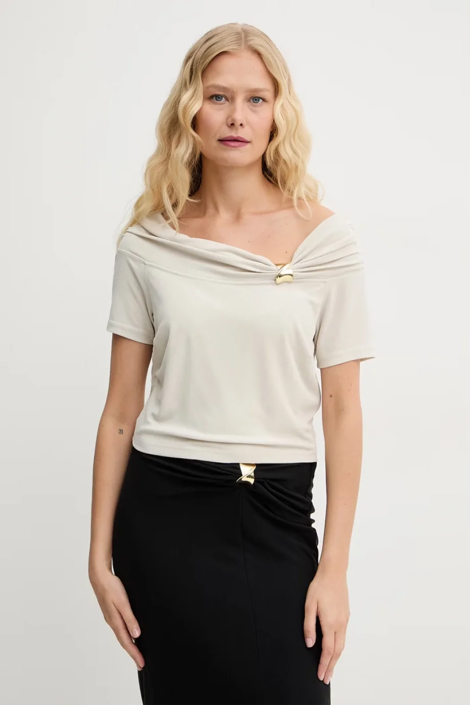 Guess Brigitte Düşük Omuzlu Kadın Krem Bluz  W6GP12K2935-A115