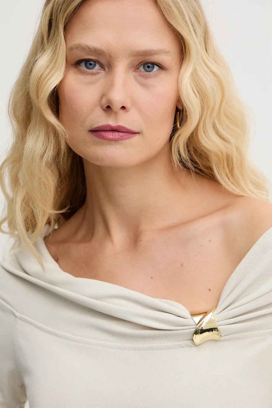 Guess Brigitte Düşük Omuzlu Kadın Krem Bluz  W6GP12K2935-A115