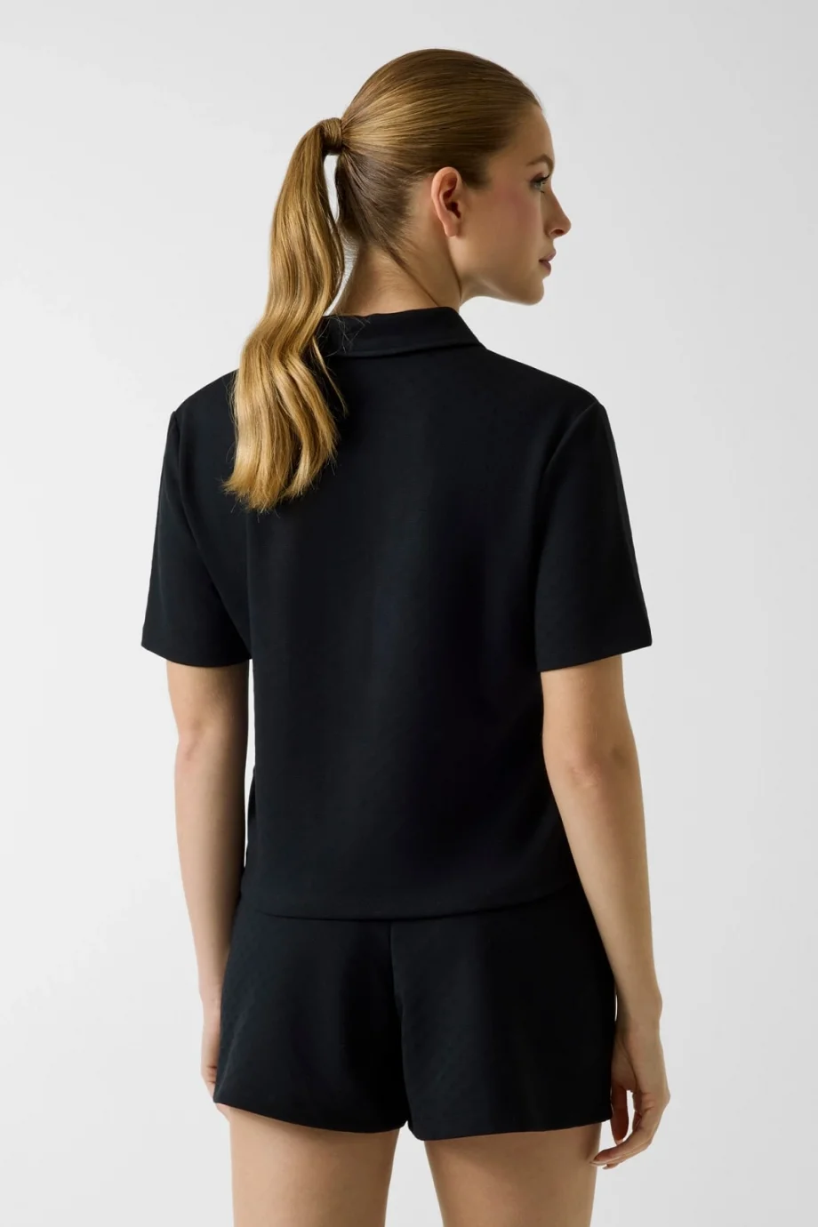 Guess Clara Kutulu Kesim Polo Yakalı Kadın Siyah Polo T-shirt V6GP12K3044-JBLK