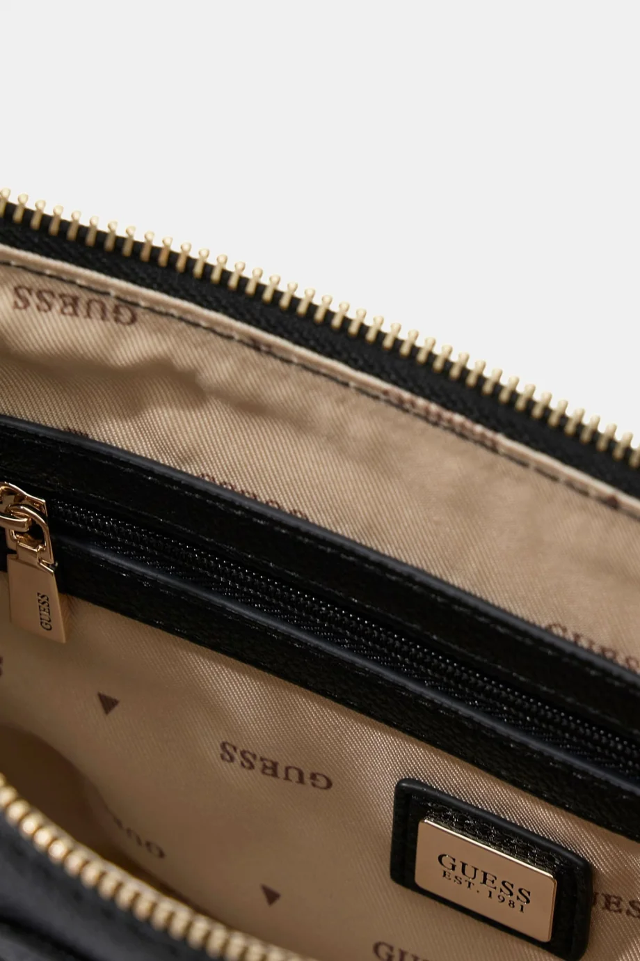 Guess Isola Kadın Siyah Omuz Çantası HWBG9905180-BLA