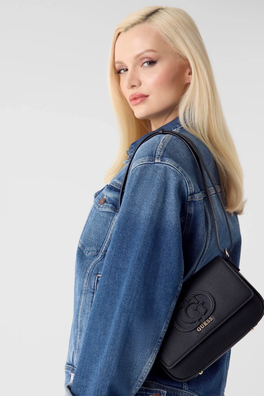 Guess Isola Dönüştürülebilir Kapaklı Çapraz Askılı Kadın Siyah Omuz Çantası HWBG9905210-BLA