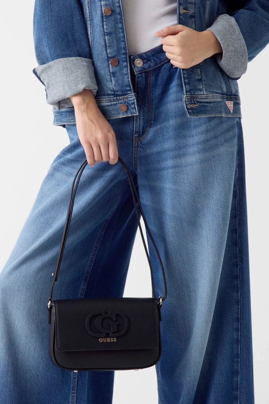 Guess Isola Dönüştürülebilir Kapaklı Çapraz Askılı Kadın Siyah Omuz Çantası HWBG9905210-BLA