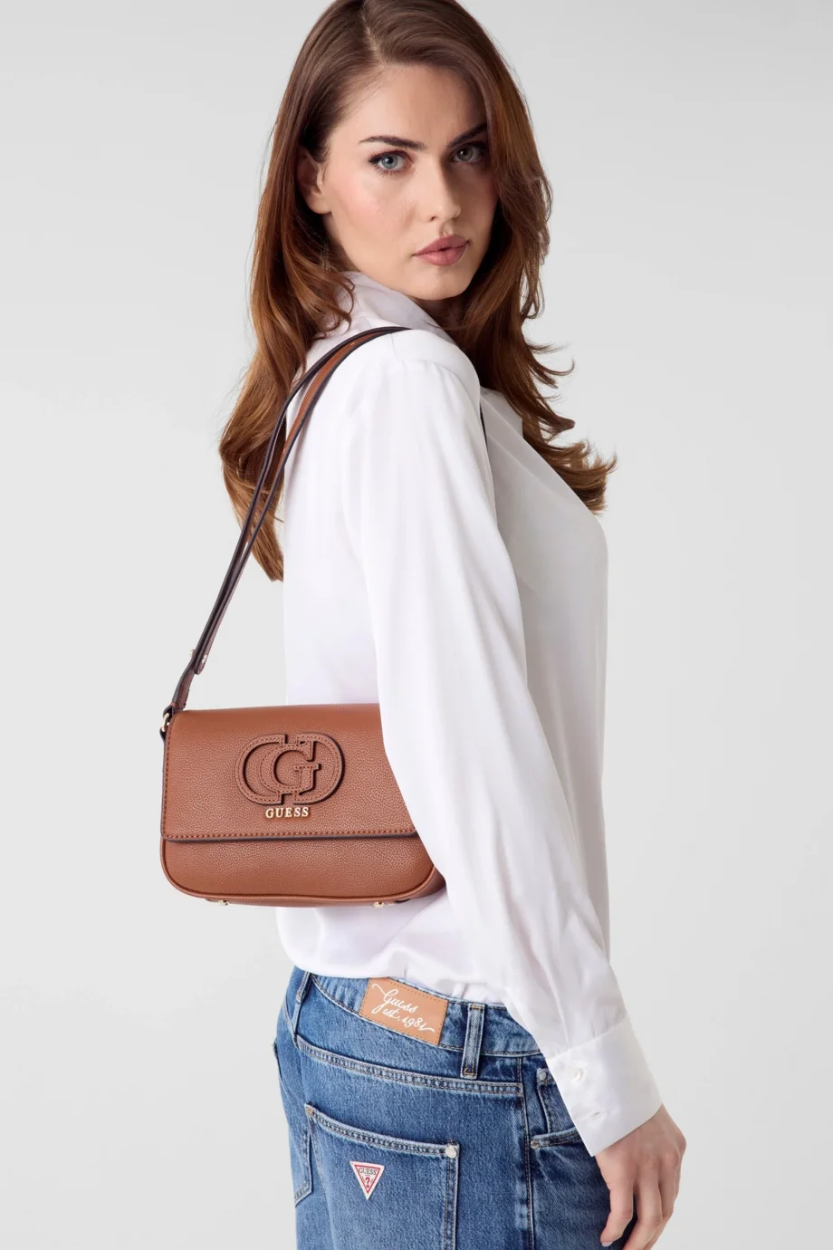 Guess Isola Dönüştürülebilir Kapaklı Çapraz Askılı Kadın Kahverengi Omuz Çantası HWBG9905210-COG