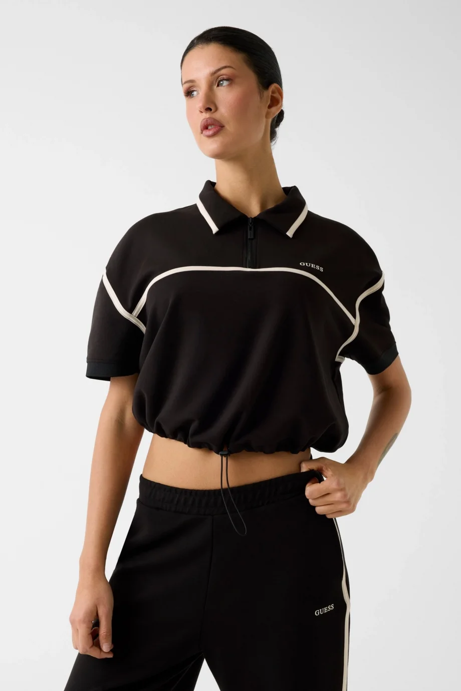 Guess Jasmine Kısa Polo Yakalı Yarım Fermuarlı Kadın Siyah Sweatshirt V6GP01K2945-JBLK