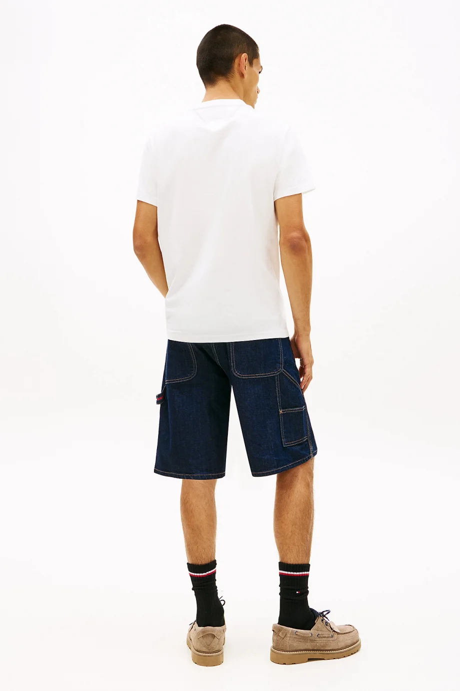 Tommy Hilfiger TJM Dar Kesim Göğüs İmzalı Kısa Kollu Erkek Beyaz T-shirt DM0DM22538YBL