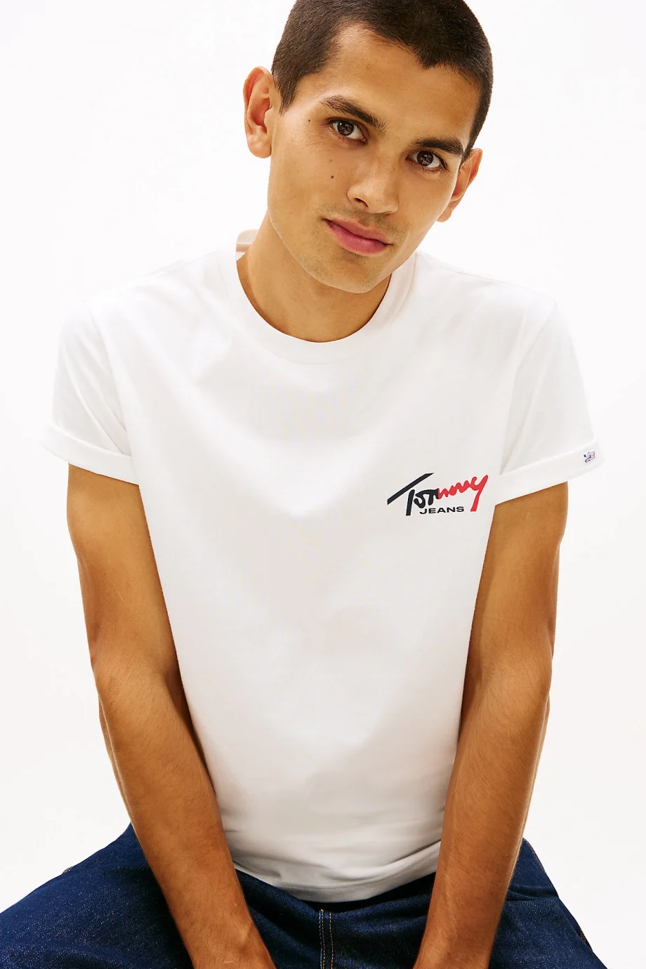 Tommy Hilfiger TJM Dar Kesim Göğüs İmzalı Kısa Kollu Erkek Beyaz T-shirt DM0DM22538YBL