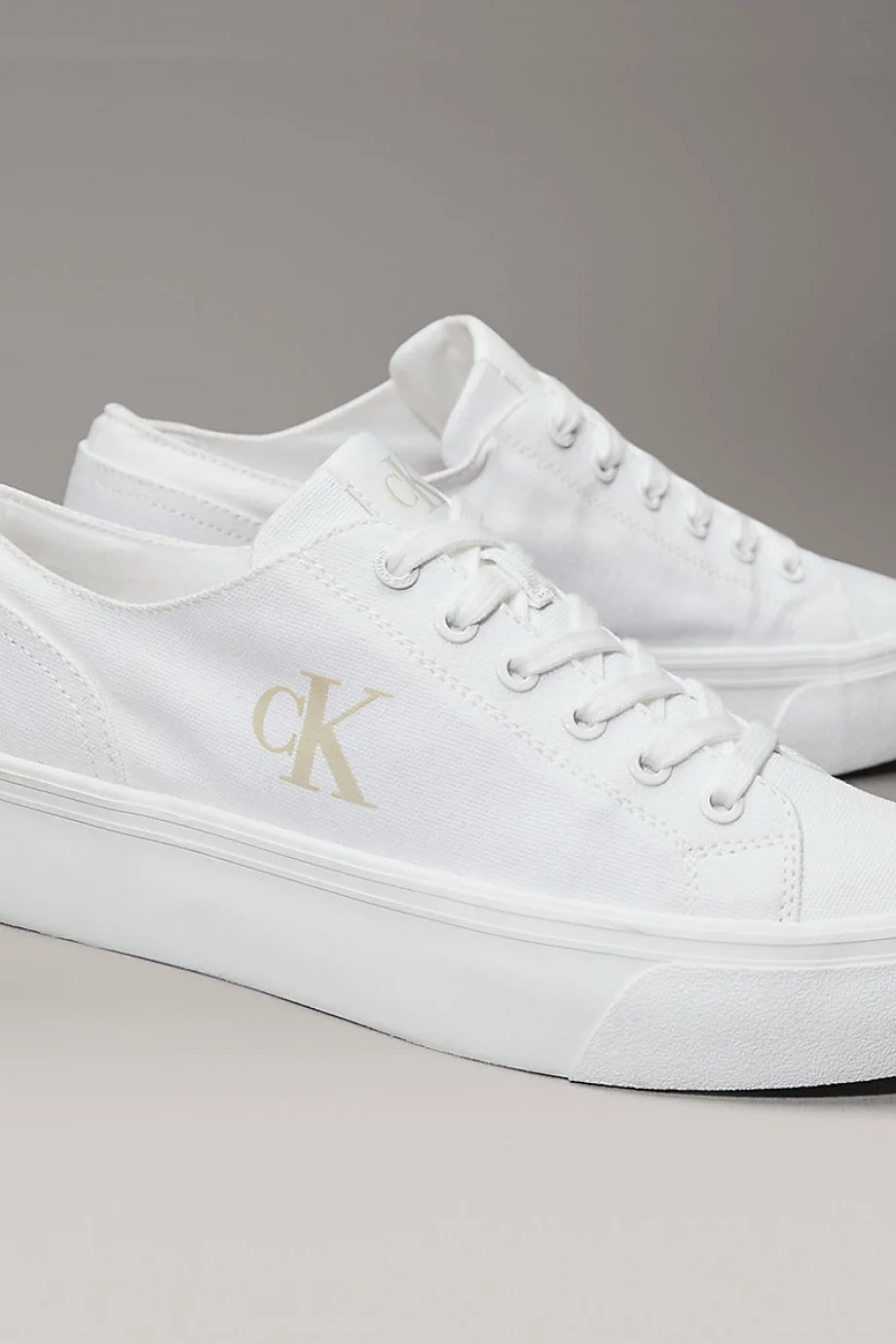 Calvin Klein Vulkanize Flatform Düşük Bilekli Kanvas Monogram Kadın Beyaz Sneaker YW0YW01763-01W
